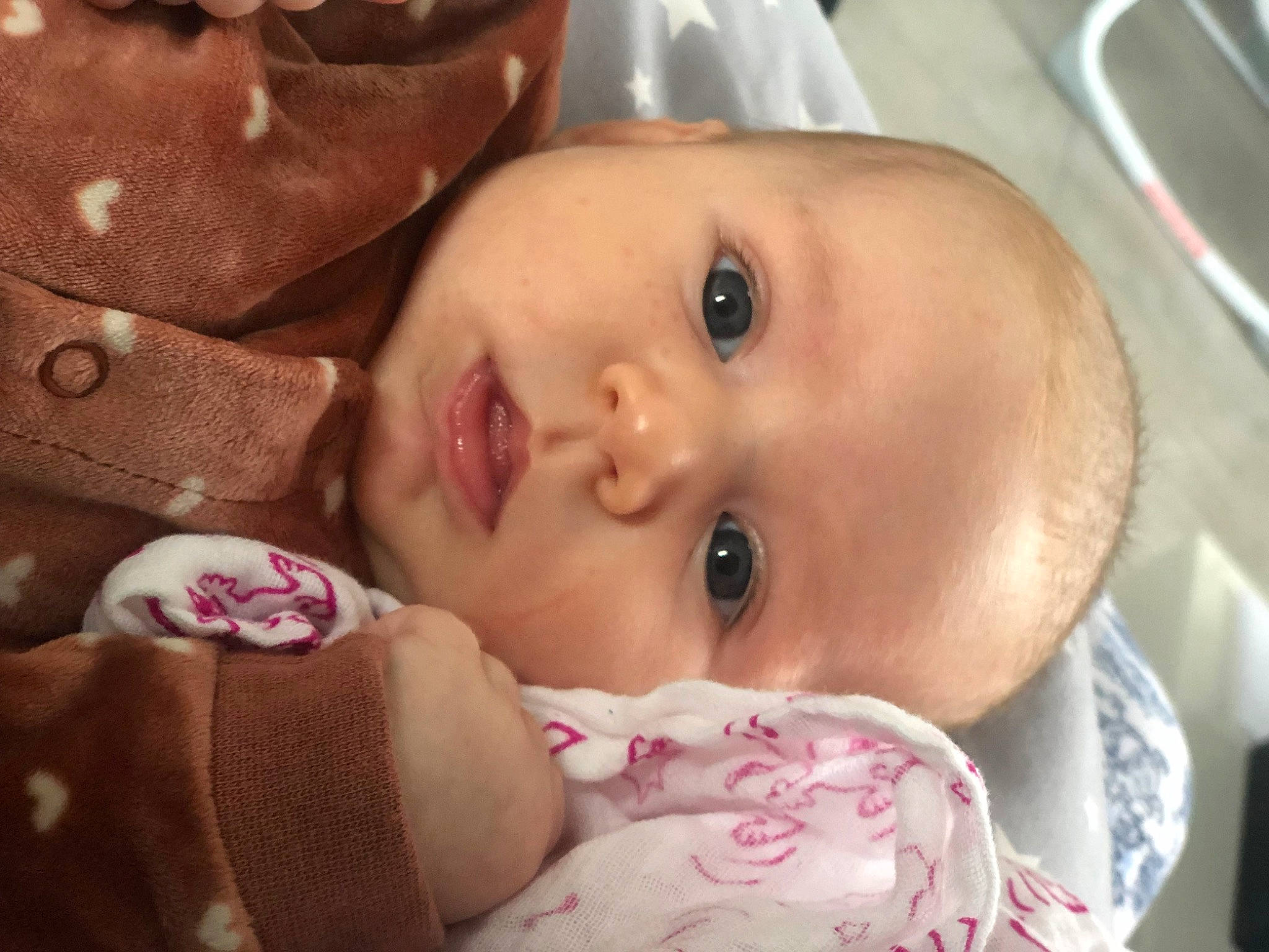 Keissy a rejoint le concours — aidez-le/la à gagner de superbes lots ! baby, baby_toddler_clothing, cheek, child, chin, close_up, eye, eyebrow, eyelash, happy, headgear, human_body, iris, lip, mouth, nose, person, pink, skin, smile