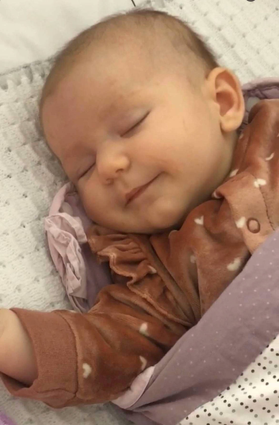 Keissy participe au concours pour gagner de l'argent avec cette photo : baby, baby_products, baby_sleeping, baby_toddler_clothing, cheek, child, comfort, finger, happy, iris, linens, lip, mammal, mouth, nose, person, skin, sleeve, smile, toddler