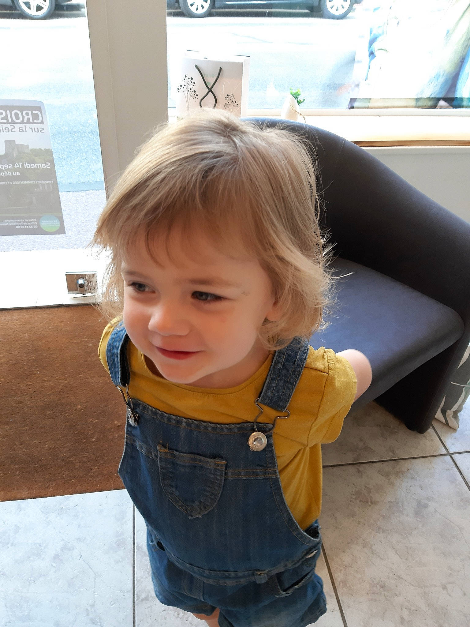Lena a rejoint le concours — aidez-le/la à gagner de superbes lots ! baby, blond, cheek, child, face, hair, head, jeans, neck, outerwear, person, sitting, skin, smile, toddler, vacation