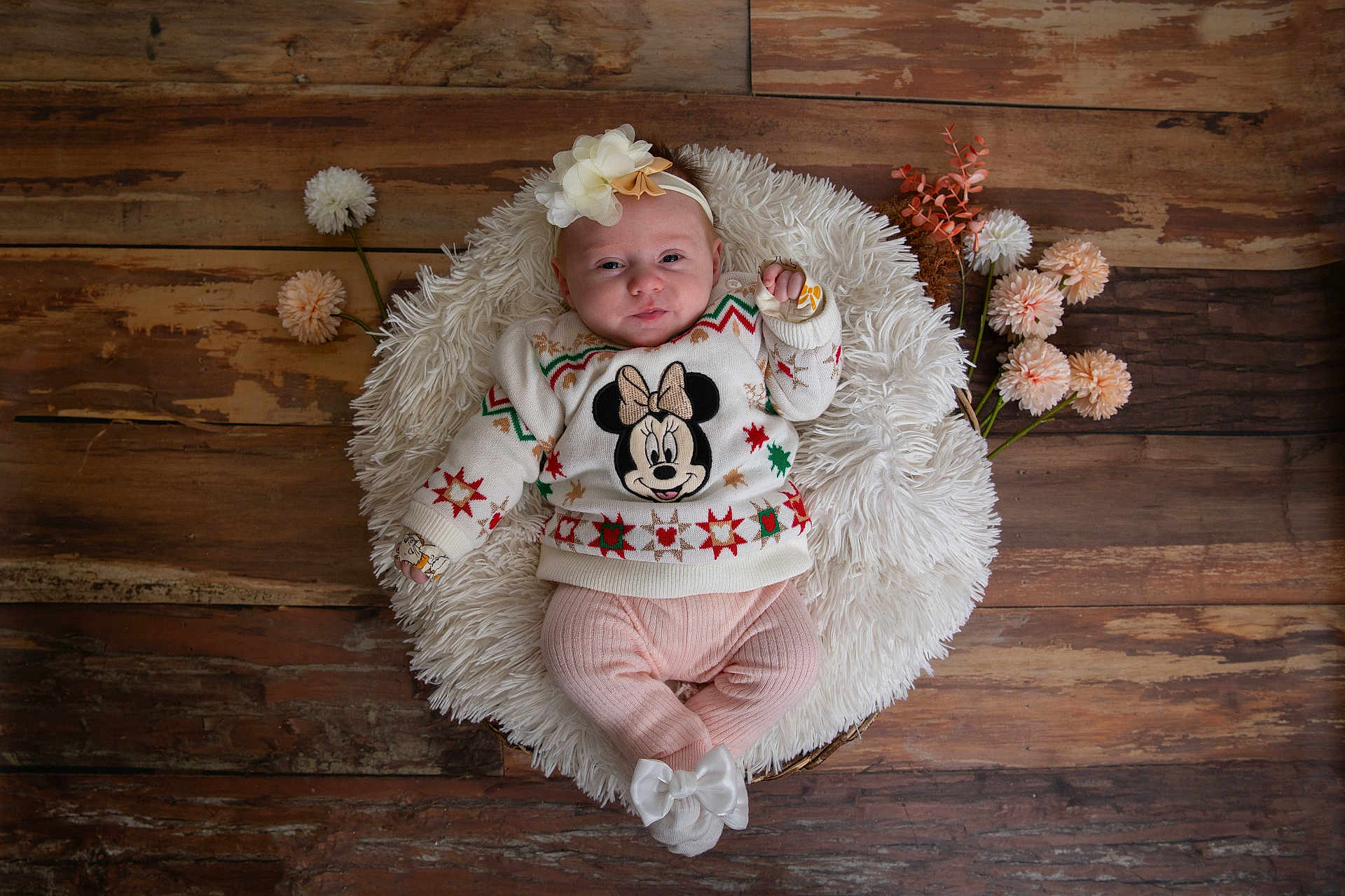 Raeliana a rejoint le concours — aidez-le/la à gagner de superbes lots ! baby, infant, child, sweater, minnie_mouse, flower_headband, pink_leggings, white_bow, fluffy_cushion, wooden_floor, flowers, pastel_colors, cute, portrait, indoors, smiling, happy, cozy, holiday_theme, toddler