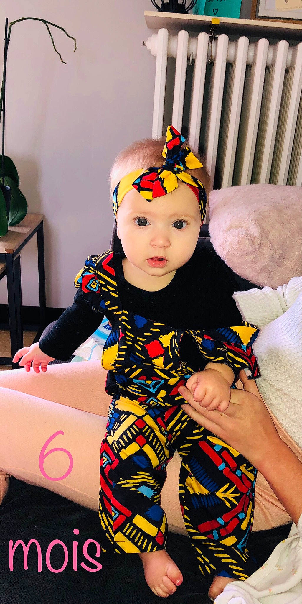 Kaïlyn a rejoint le concours — aidez-le/la à gagner de superbes lots ! baby, baby_toddler_clothing, chair, child, costume, fashion_accessory, fashion_design, flowerpot, fun, hair_accessory, happy, headband, headwear, houseplant, pattern, person, plant, room, sitting, sleeve