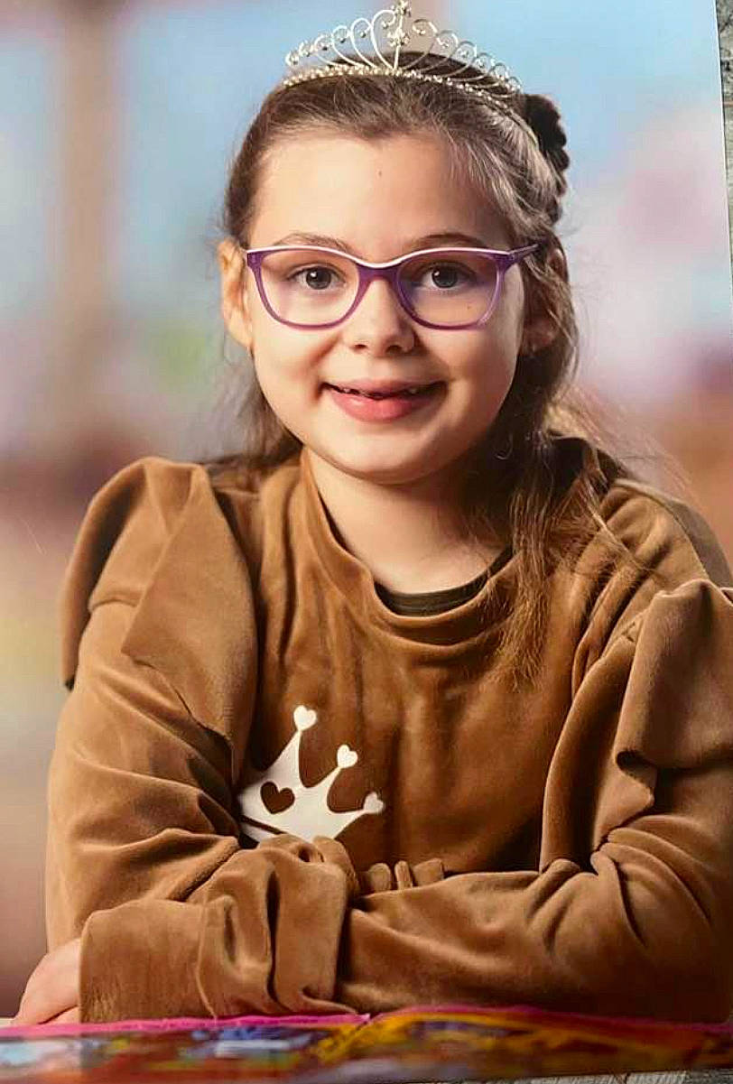 Luna participe au concours pour gagner de l'argent avec cette photo : child, event, eyewear, face, facial_expression, flash_photography, fun, glasses, hairstyle, happy, head, human, joy, organ, people, person, photograph, sitting, smile, snapshot