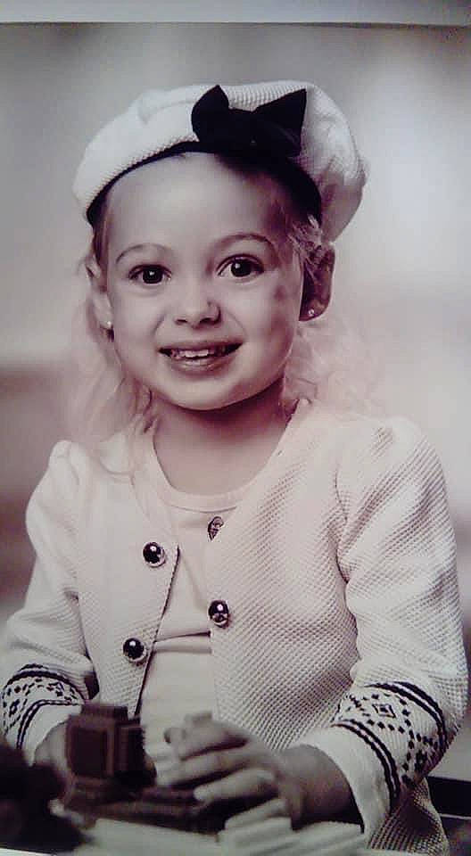 Luna participe au concours pour gagner de l'argent avec cette photo : arm, baby_toddler_clothing, child, face, facial_expression, flash_photography, fun, happy, iris, jewellery, joy, lip, monochrome, monochrome_photography, person, photograph, skin, sleeve, smile, style