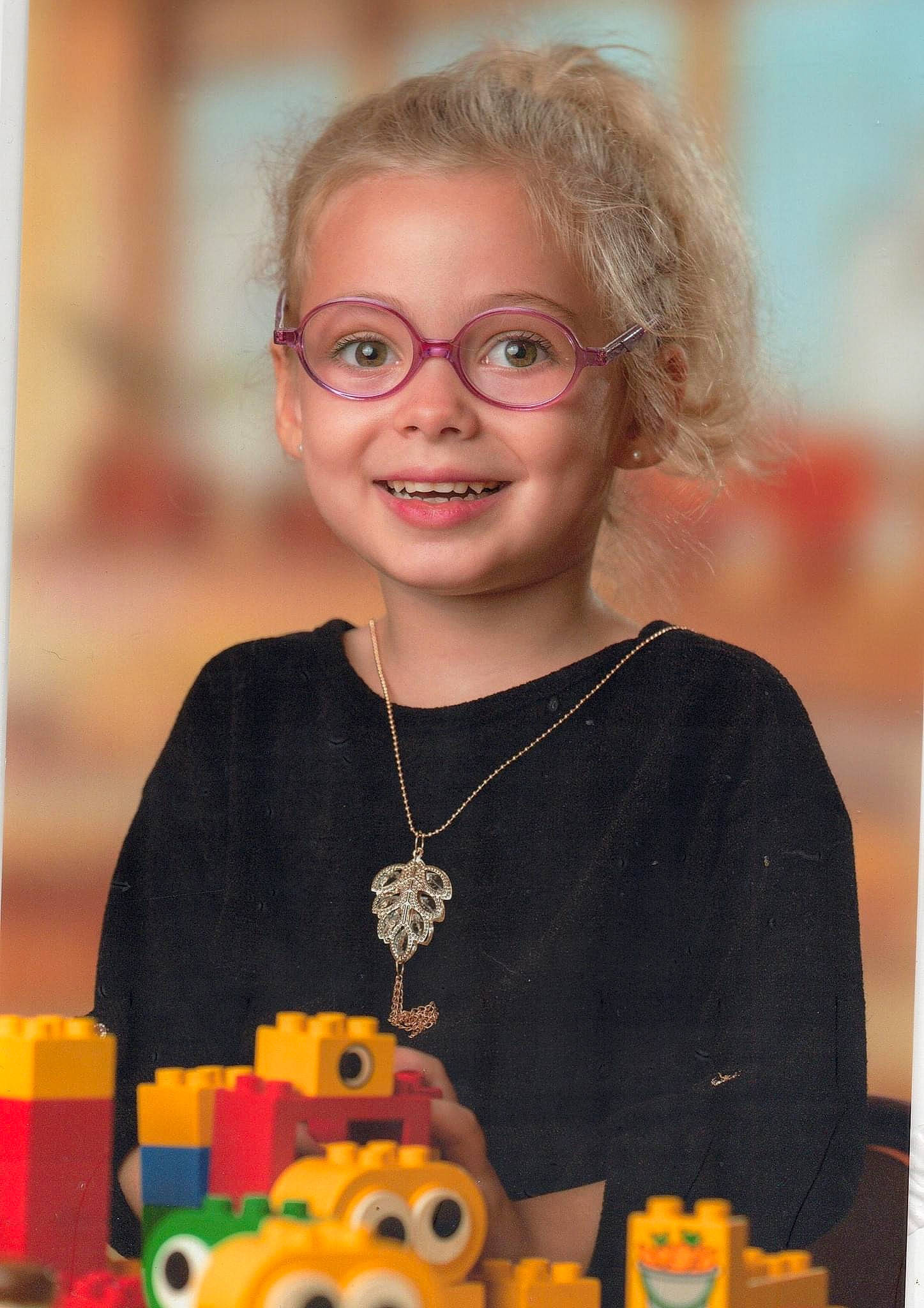 Luna a rejoint le concours — aidez-le/la à gagner de superbes lots ! buttercream, cake_decorating, child, dress, event, eyewear, fun, glasses, happy, icing, jewellery, joy, person, photograph, smile, snapshot, sugar_paste, t_shirt, toddler, toy