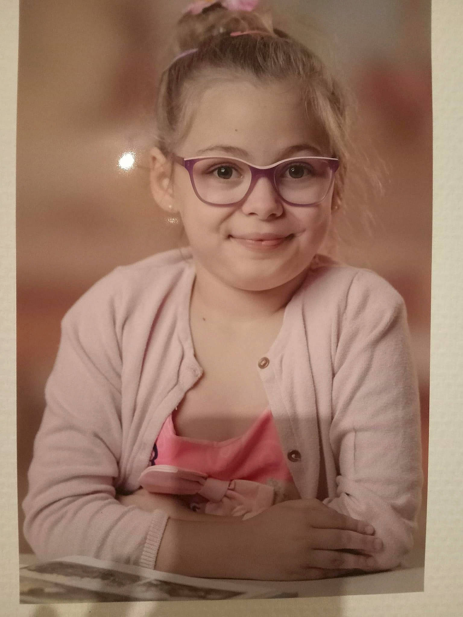 Luna a rejoint le concours — aidez-le/la à gagner de superbes lots ! cheek, child, eyewear, flash_photography, fun, glasses, happy, iris, joy, lip, necklace, person, portrait, portrait_photography, room, sitting, sleeve, smile, toddler, vintage_clothing