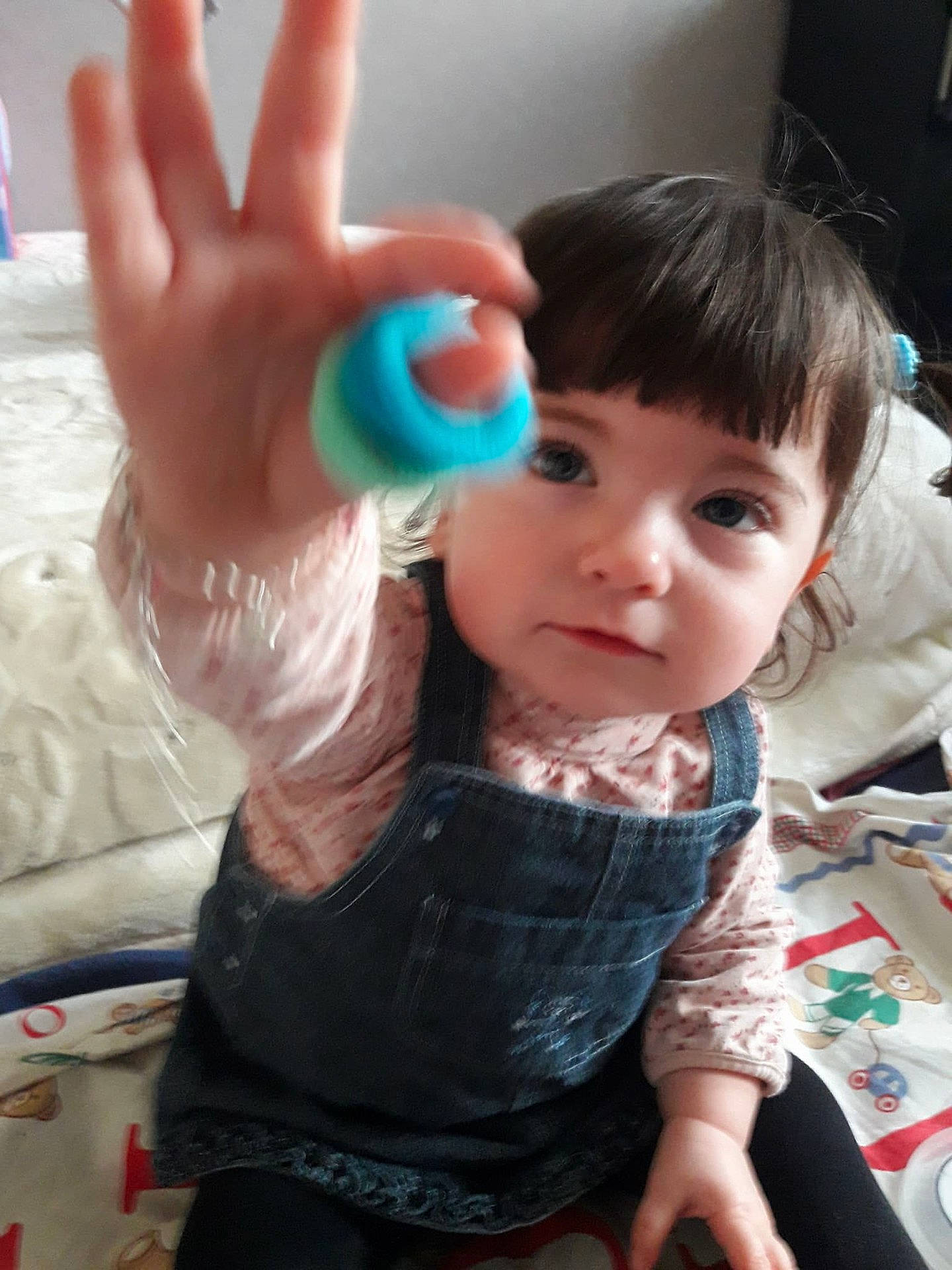 Emilie participe au concours pour gagner de l'argent avec cette photo : arm, cheek, child, ear, eye, finger, fun, girl, hairstyle, hand, head, infant, person, play, product, skin, textile, toddler