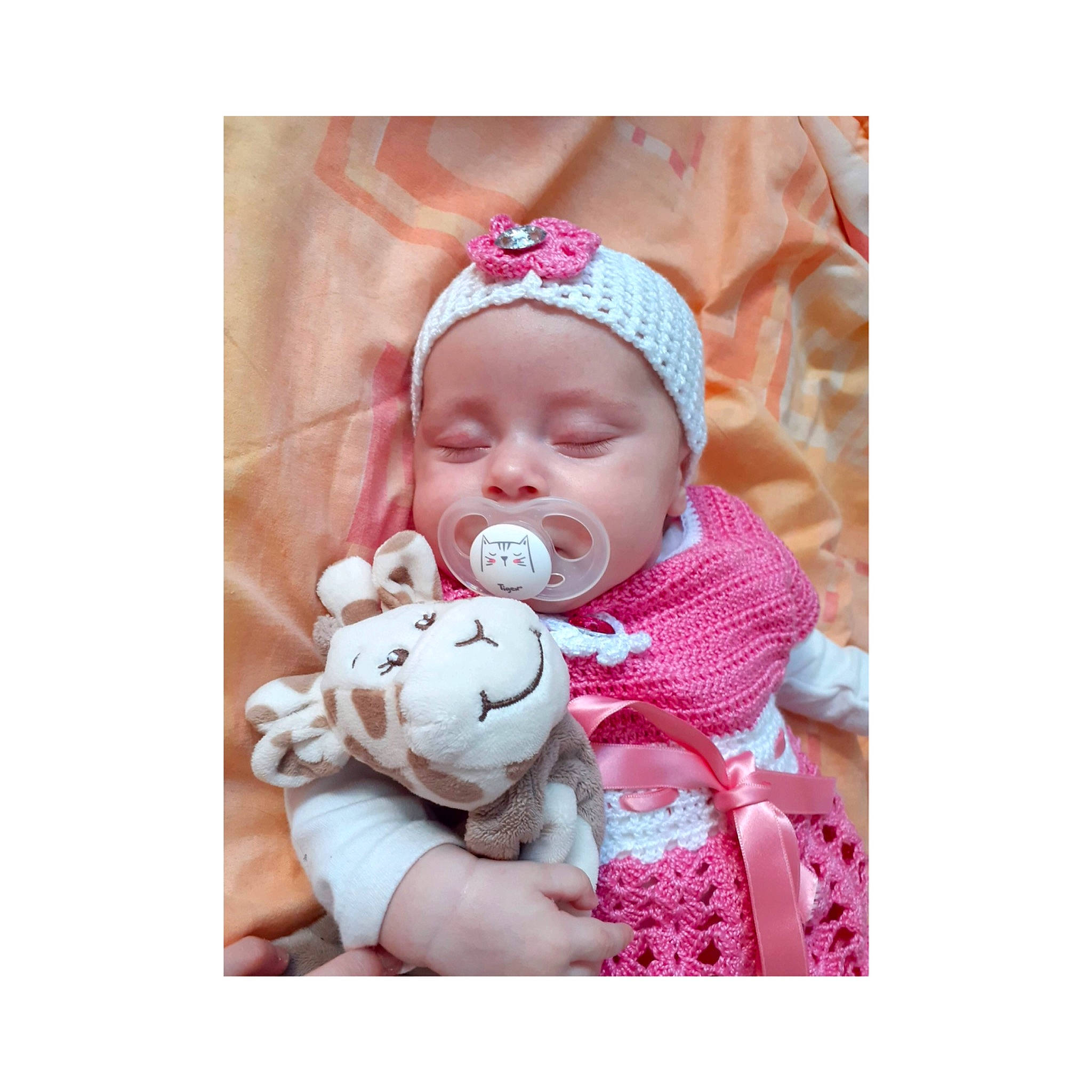 Camillia a rejoint le concours — aidez-le/la à gagner de superbes lots ! baby, baby_laughing, bonnet, cheek, child, hair_accessory, happy, headband, headgear, headpiece, headwear, person, photography, pink, play, product, toddler