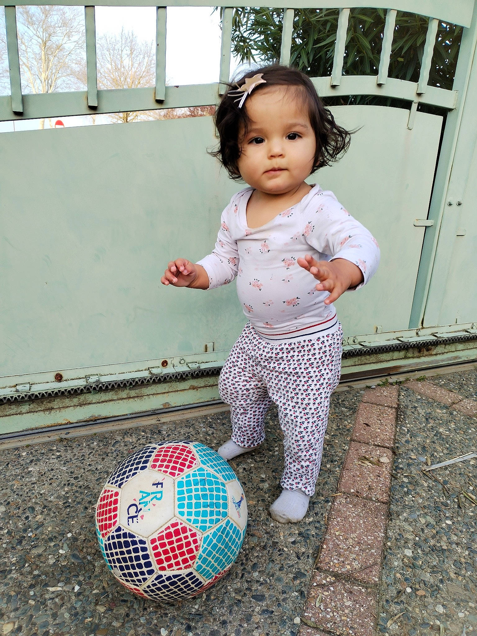 Livia participe au concours pour gagner de l'argent avec cette photo : baby, baby_toddler_clothing, ball, child, circle, electric_blue, flooring, football, fun, happy, leisure, pattern, person, play, sleeve, soccer_ball, sports_equipment, sports_toy, t_shirt, toddler