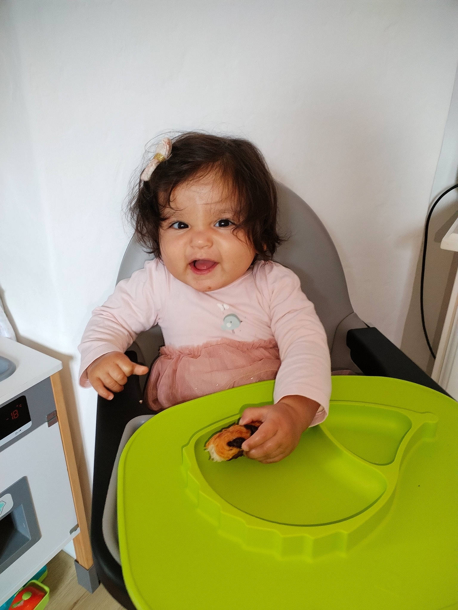 Livia participe au concours pour gagner de l'argent avec cette photo : baby, baby_playing_with_toys, baby_products, baby_toddler_clothing, bib, box, child, circle, comfort, drawer, facial_expression, fun, happy, person, plastic, play, product, room, sitting, table