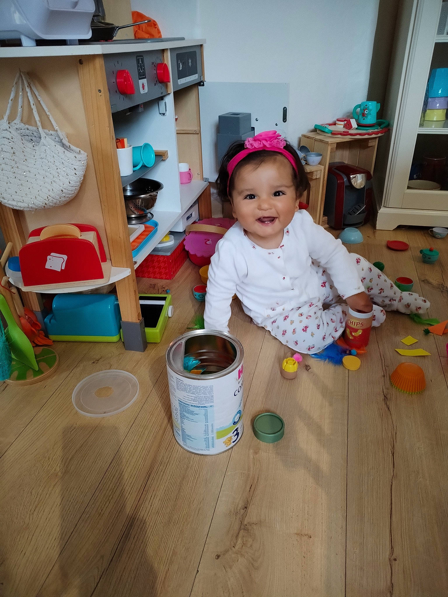 Livia participe au concours pour gagner de l'argent avec cette photo : baby, baby_toddler_clothing, child, floor, flooring, fun, hardwood, hat, household_supply, joy, kindergarten, person, play, room, shelf, shelving, smile, toddler, varnish, wood