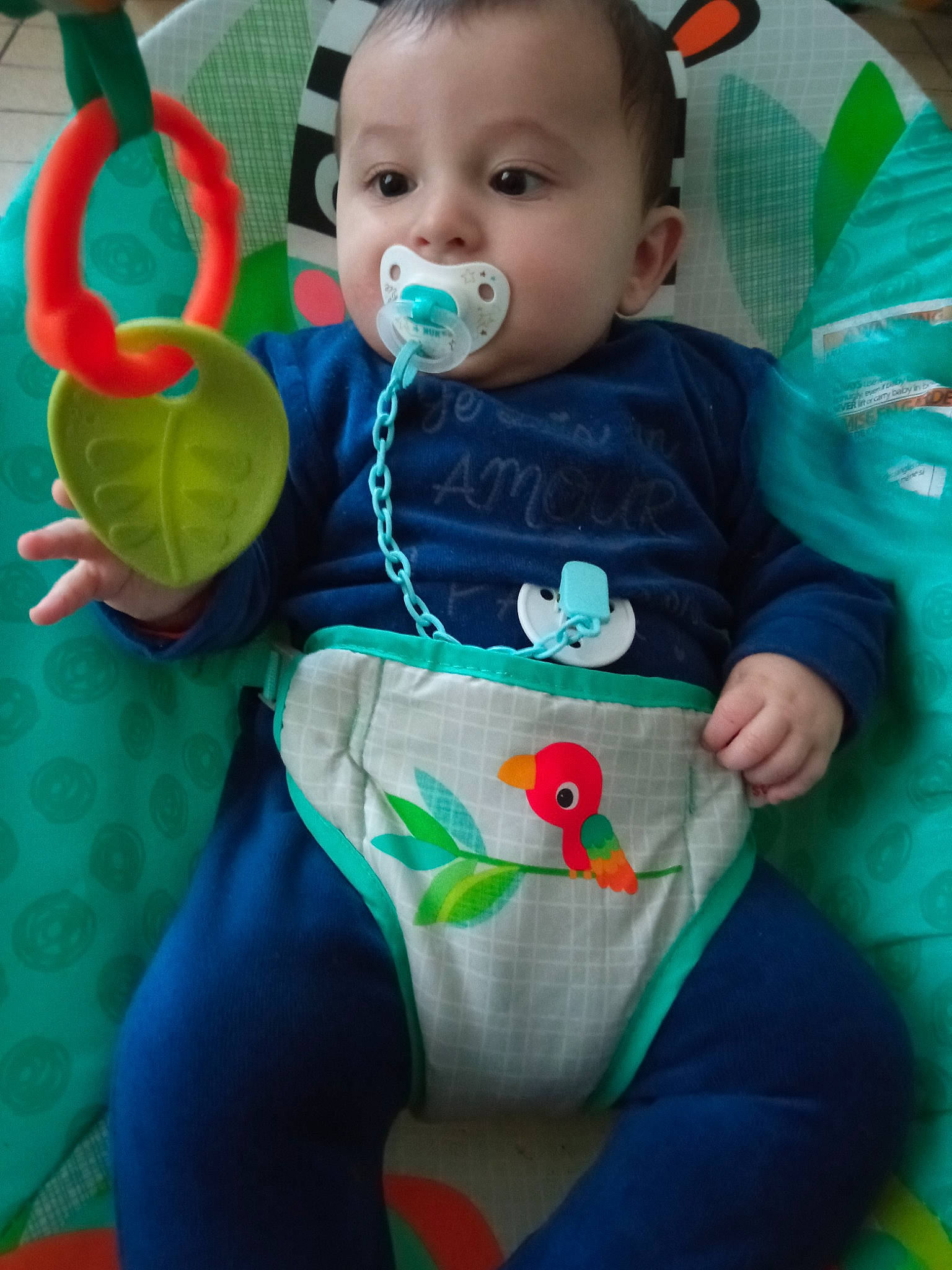 Yanis participe au concours pour gagner de l'argent avec cette photo : baby, baby_products, baby_toddler_clothing, baby_toys, bib, child, person, product, toddler, toy, turquoise