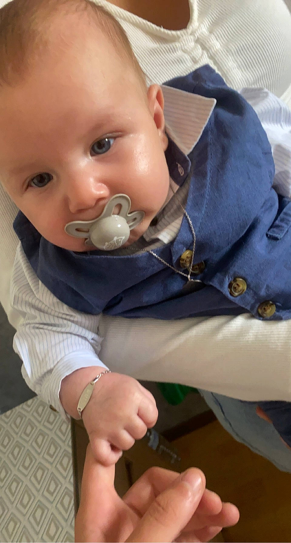 Liam a rejoint le concours — aidez-le/la à gagner de superbes lots ! baby, baby_products, baby_toddler_clothing, cheek, child, eye, eyelash, face, finger, gesture, hand, happy, iris, lip, nail, nose, person, sitting, skin, sleeve