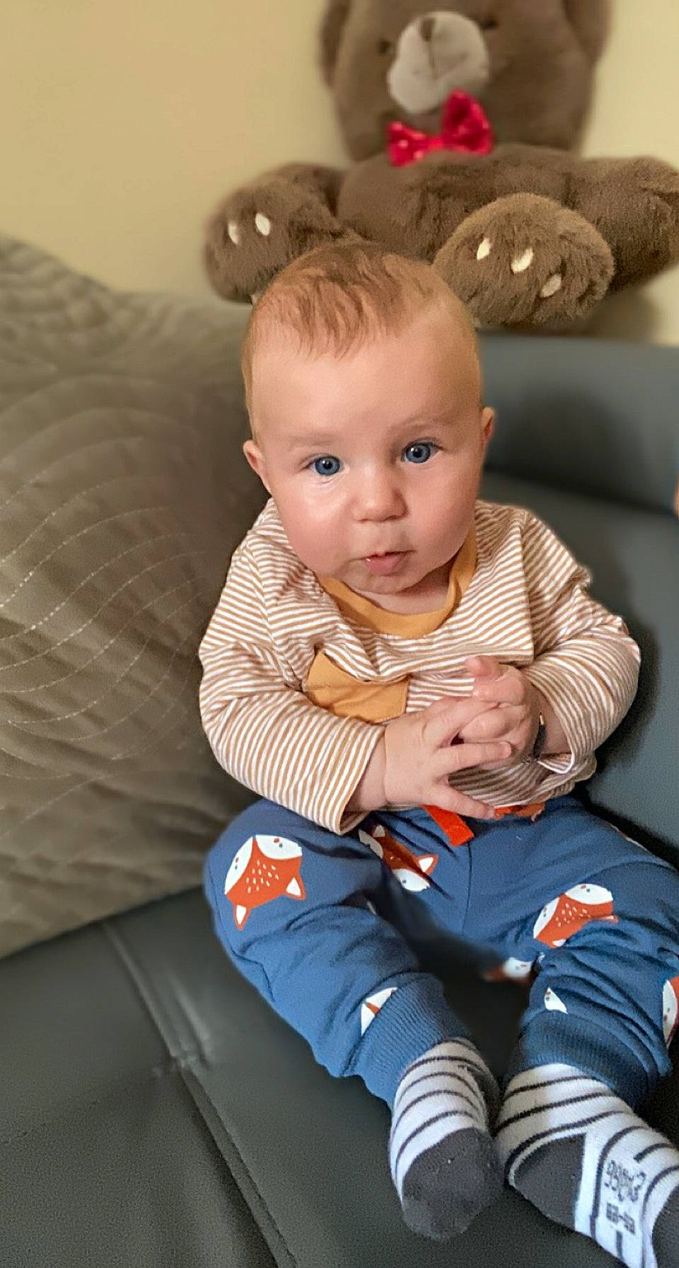 Liam a rejoint le concours — aidez-le/la à gagner de superbes lots ! baby, baby_toddler_clothing, car_seat, cheek, child, clothing, comfort, costume_hat, couch, fashion_accessory, fun, happy, jewellery, knee, lap, person, sitting, skin, sleeve, sock
