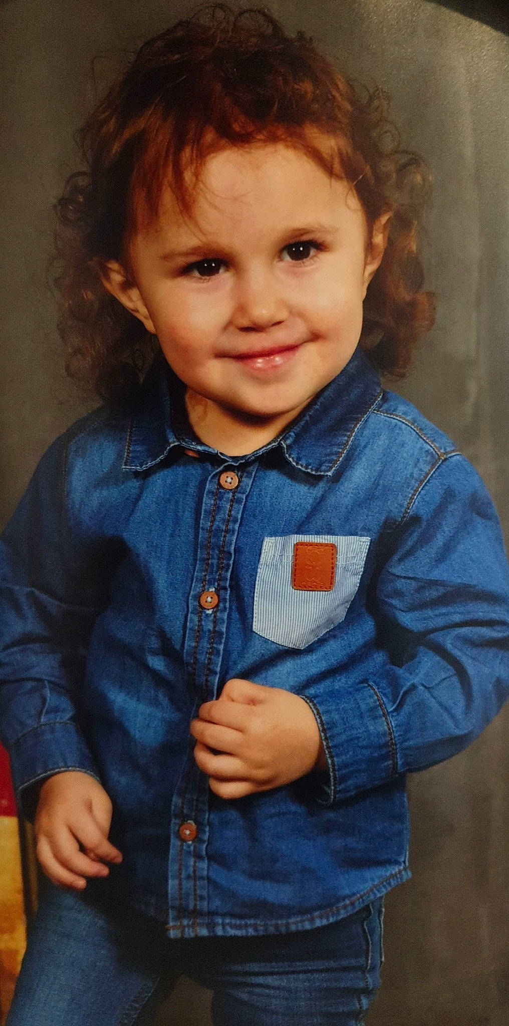 Mayrone a rejoint le concours — aidez-le/la à gagner de superbes lots ! brown_hair, button, cheek, child, child_model, chin, collar, denim, eye, forehead, hairstyle, iris, jacket, joy, mouth, nose, organ, person, portrait, sleeve