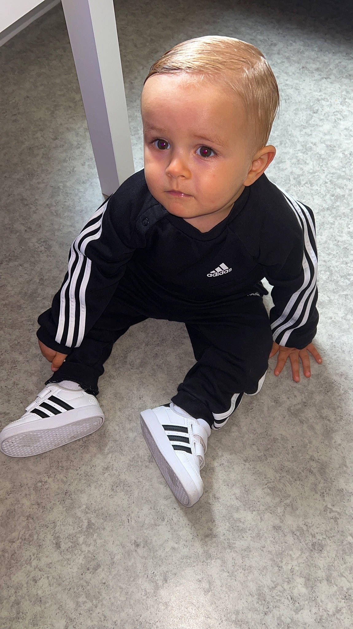 Eliano participe au concours pour gagner de l'argent avec cette photo : baby, baby_toddler_clothing, carmine, carpet, child, electric_blue, flooring, foot, grass, hardwood, human_leg, knee, leg, person, sitting, sleeve, sportswear, t_shirt, toddler, walking_shoe