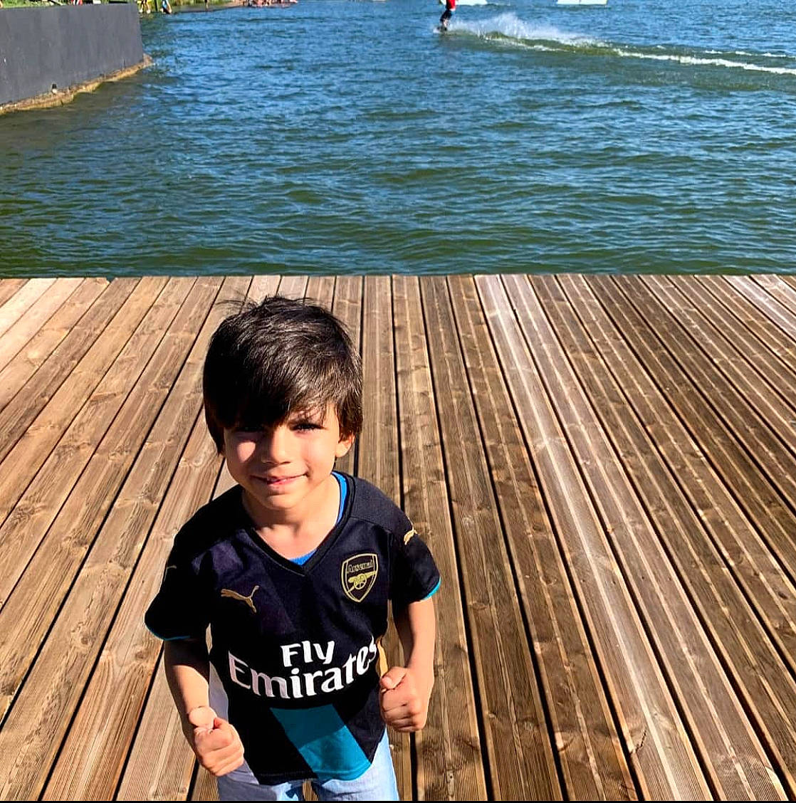 Seyfi a rejoint le concours — aidez-le/la à gagner de superbes lots ! child, cool, deck, dock, hand, happy, joy, lake, leg, leisure, ocean, person, plant, play, recreation, sea, sitting, summer, tourism, vacation