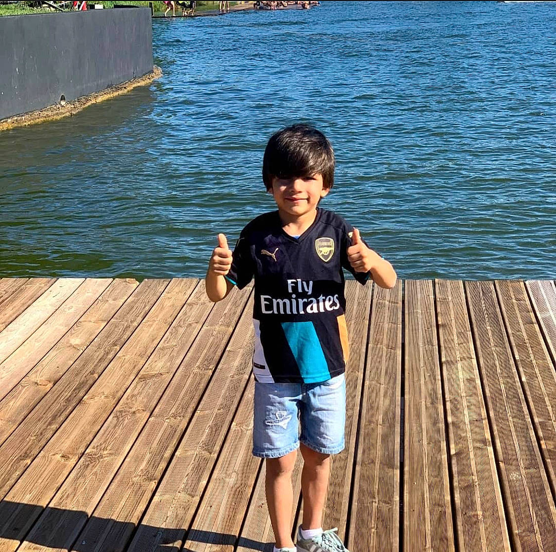 Seyfi a rejoint le concours — aidez-le/la à gagner de superbes lots ! child, cool, dock, happy, joy, lake, leg, leisure, mountain, person, pier, plant, recreation, summer, t_shirt, toddler, tourism, tree, vacation, vehicle