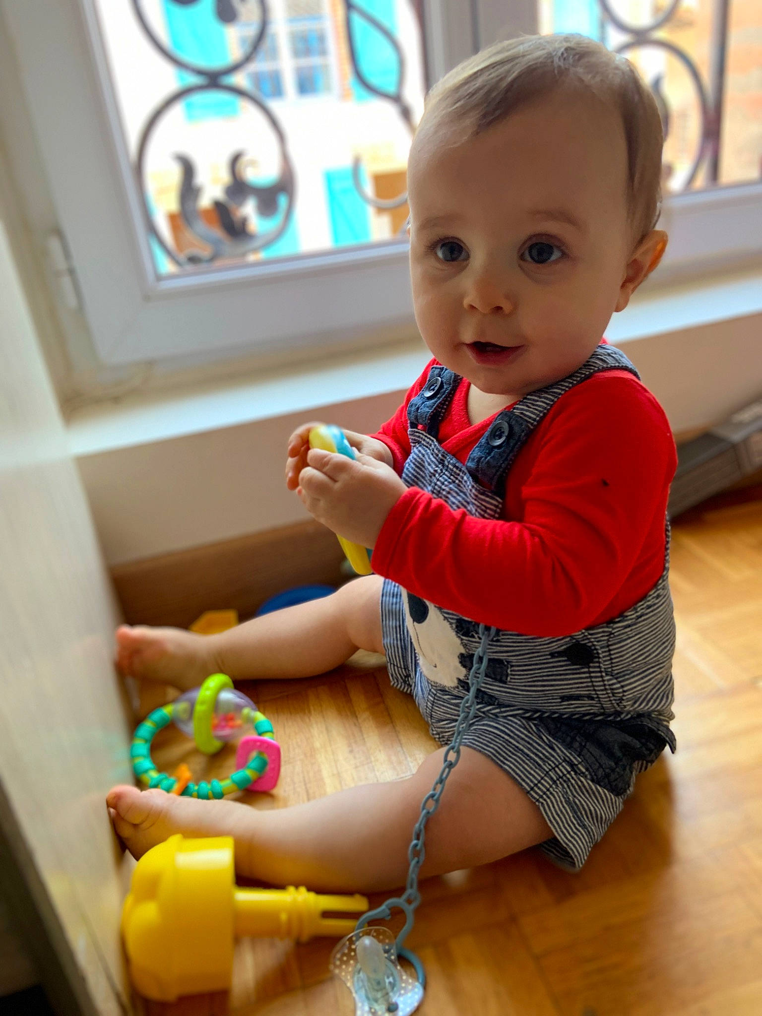 Kayle participe au concours pour gagner de l'argent avec cette photo : baby, baby_playing_with_toys, baby_toddler_clothing, child, event, finger, flooring, fun, hand, happy, human_leg, people, person, play, sitting, sleeve, smile, toddler, window, wood