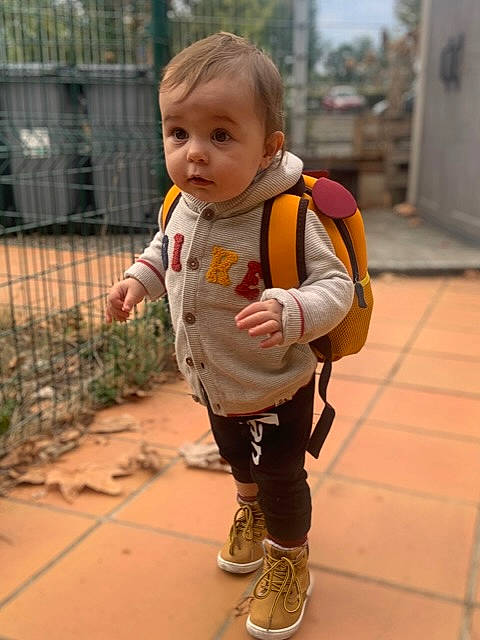 Kayle participe au concours pour gagner de l'argent avec cette photo : baby, baby_toddler_clothing, child, face, fence, flooring, fun, grass, happy, head, leisure, pattern, person, personal_protective_equipment, plant, play, recreation, sleeve, t_shirt, toddler