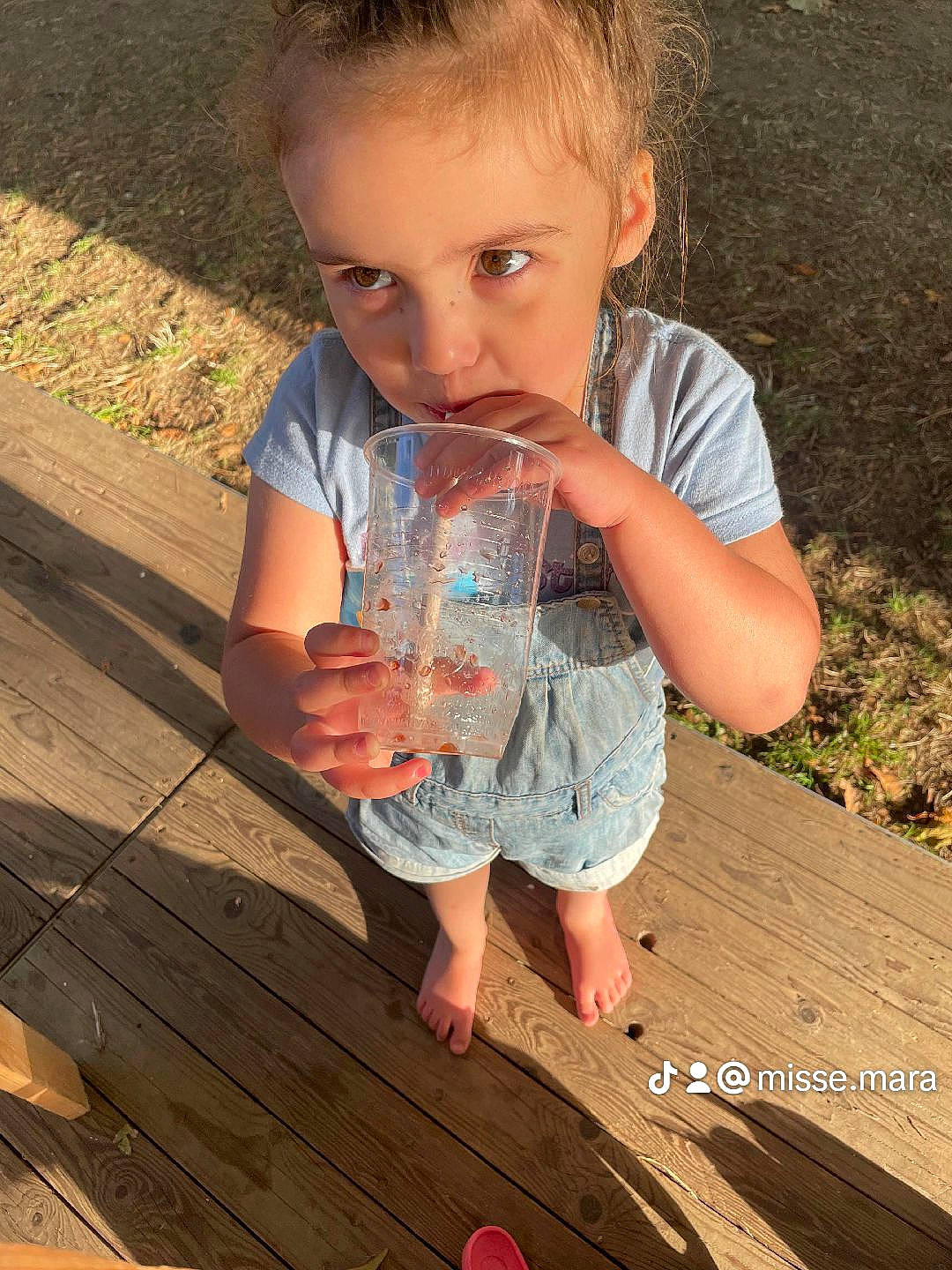 Ylianna participe au concours pour gagner de l'argent avec cette photo : arm, baby_toddler_clothing, child, finger, fun, grass, hand, happy, hardwood, leisure, people_in_nature, person, play, sitting, soil, summer, t_shirt, toddler, water, wood