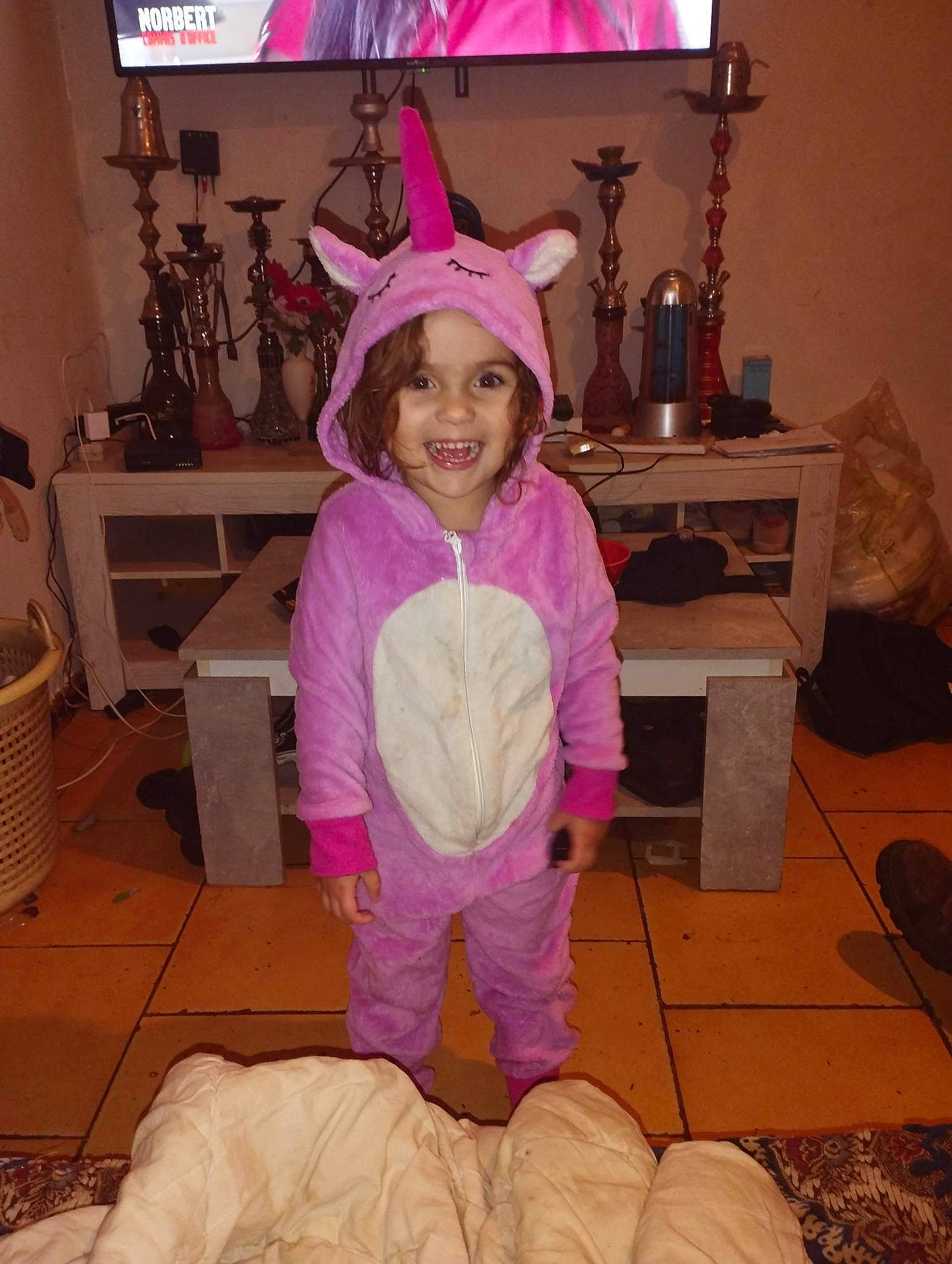 Ylianna a rejoint le concours — aidez-le/la à gagner de superbes lots ! basket, comfort, costume_hat, event, flooring, fun, furniture, hat, headwear, joy, magenta, party_hat, person, picnic_basket, picture_frame, pink, purple, smile, storage_basket, textile