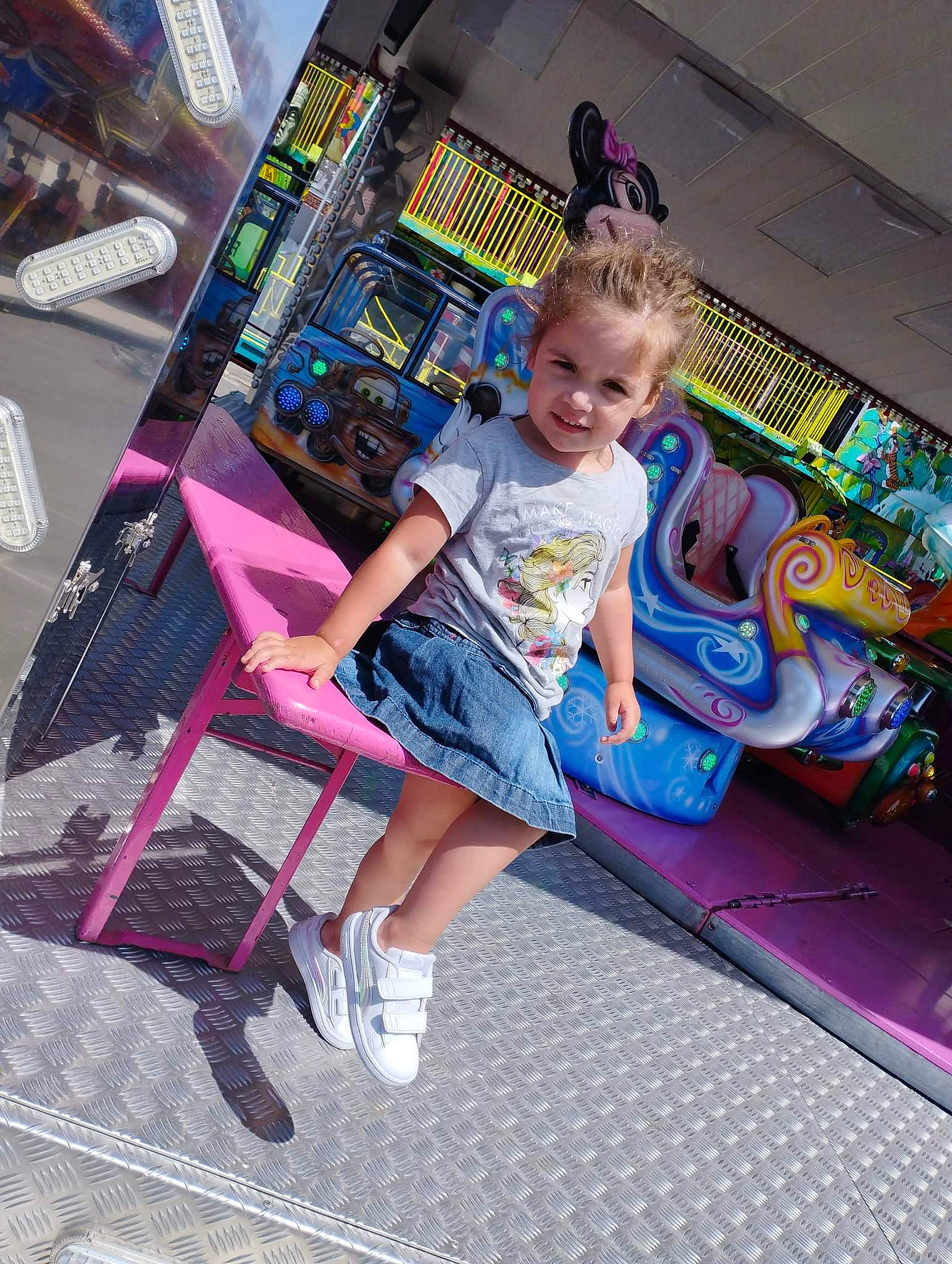 Ylianna a rejoint le concours — aidez-le/la à gagner de superbes lots ! beauty, child, city, electric_blue, fun, human_leg, joy, leisure, magenta, person, pink, play, purple, recreation, retail, sandal, shopping, sitting, street, t_shirt