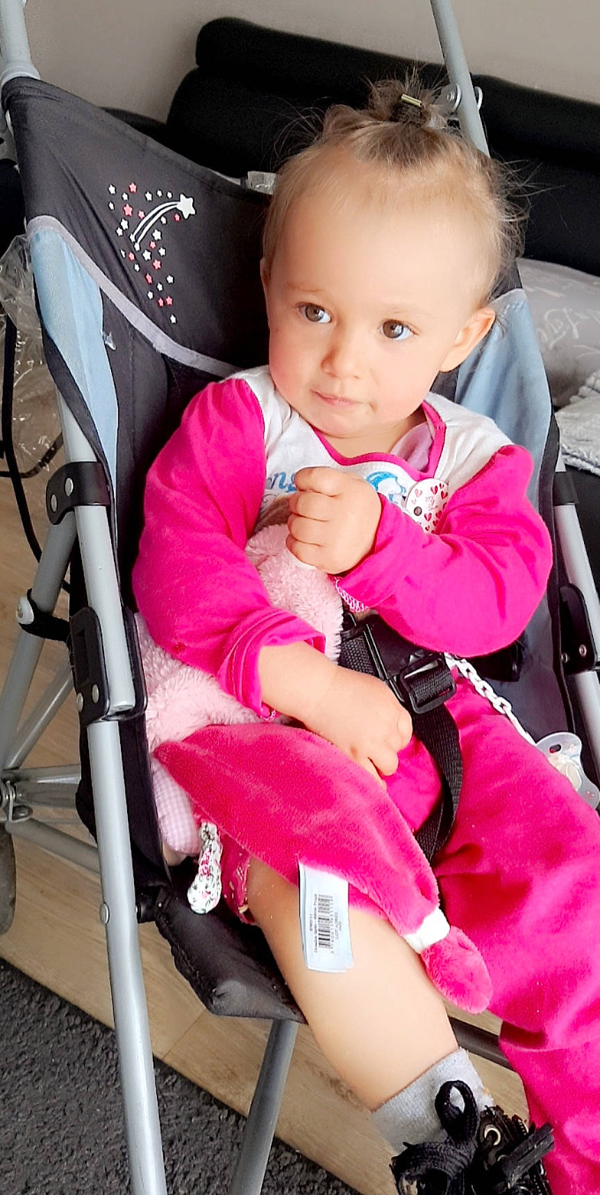 Taina participe au concours pour gagner de l'argent avec cette photo : auto_part, baby, baby_carriage, baby_toddler_clothing, beauty, black, car_seat, chair, cheek, child, comfort, eye, head, lap, magenta, person, pink, seat_belt, sitting, skin