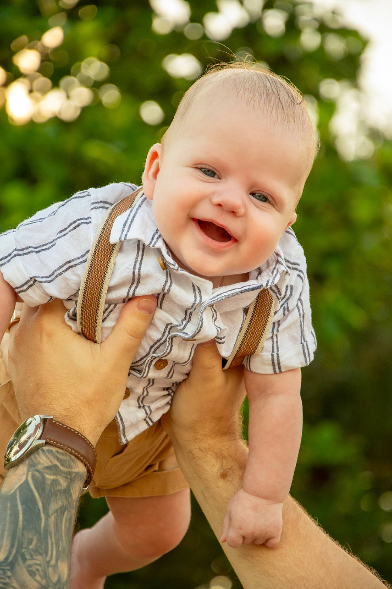 Ollivander is registered to the contest to win money with this photo: baby, baby_toddler_clothing, child, eye, flash_photography, foot, fun, gesture, grass, happy, joy, leaf, leisure, pattern, people_in_nature, person, sitting, skin, sleeve, smile