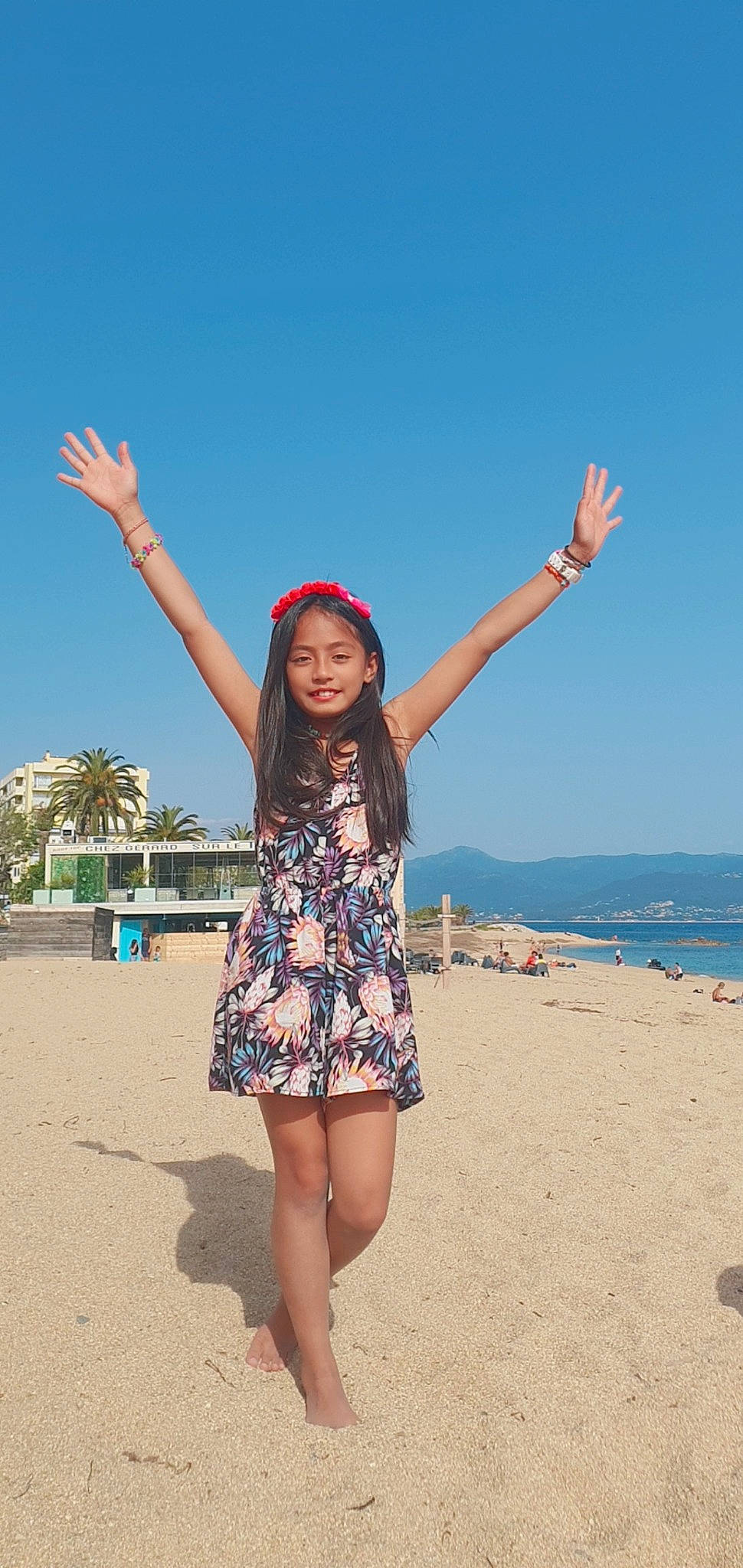 Ahlyssa a rejoint le concours — aidez-le/la à gagner de superbes lots ! beach, beauty, electric_blue, fun, gesture, happy, joy, leg, leisure, people_in_nature, person, skin, sky, sleeve, smile, street_fashion, summer, thigh, travel, tree