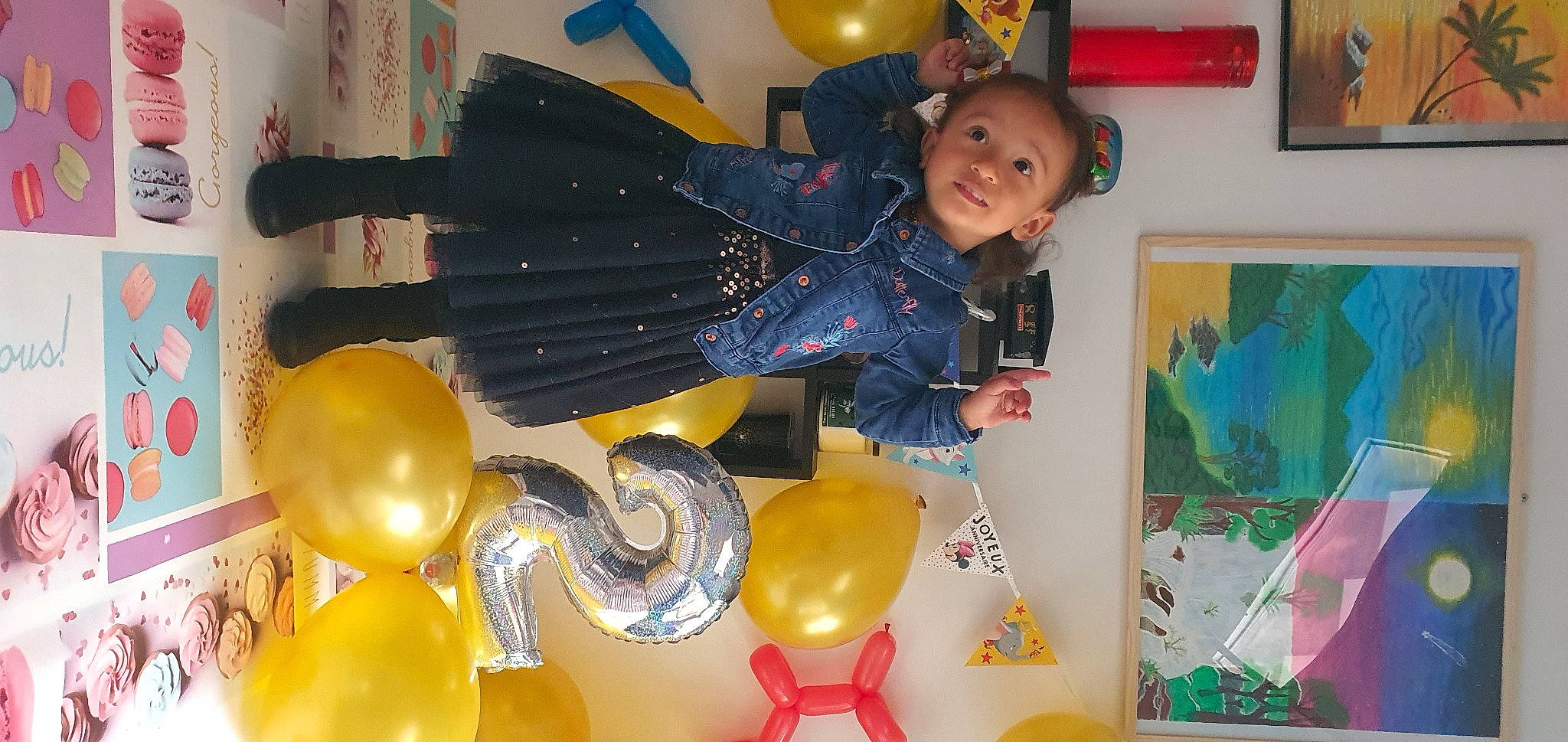 Charlotte participe au concours pour gagner de l'argent avec cette photo : balloon, circle, event, fun, happy, leisure, lighting_accessory, party_supply, person, photograph, photography, picture_frame, room, smile, toddler, visual_arts, yellow