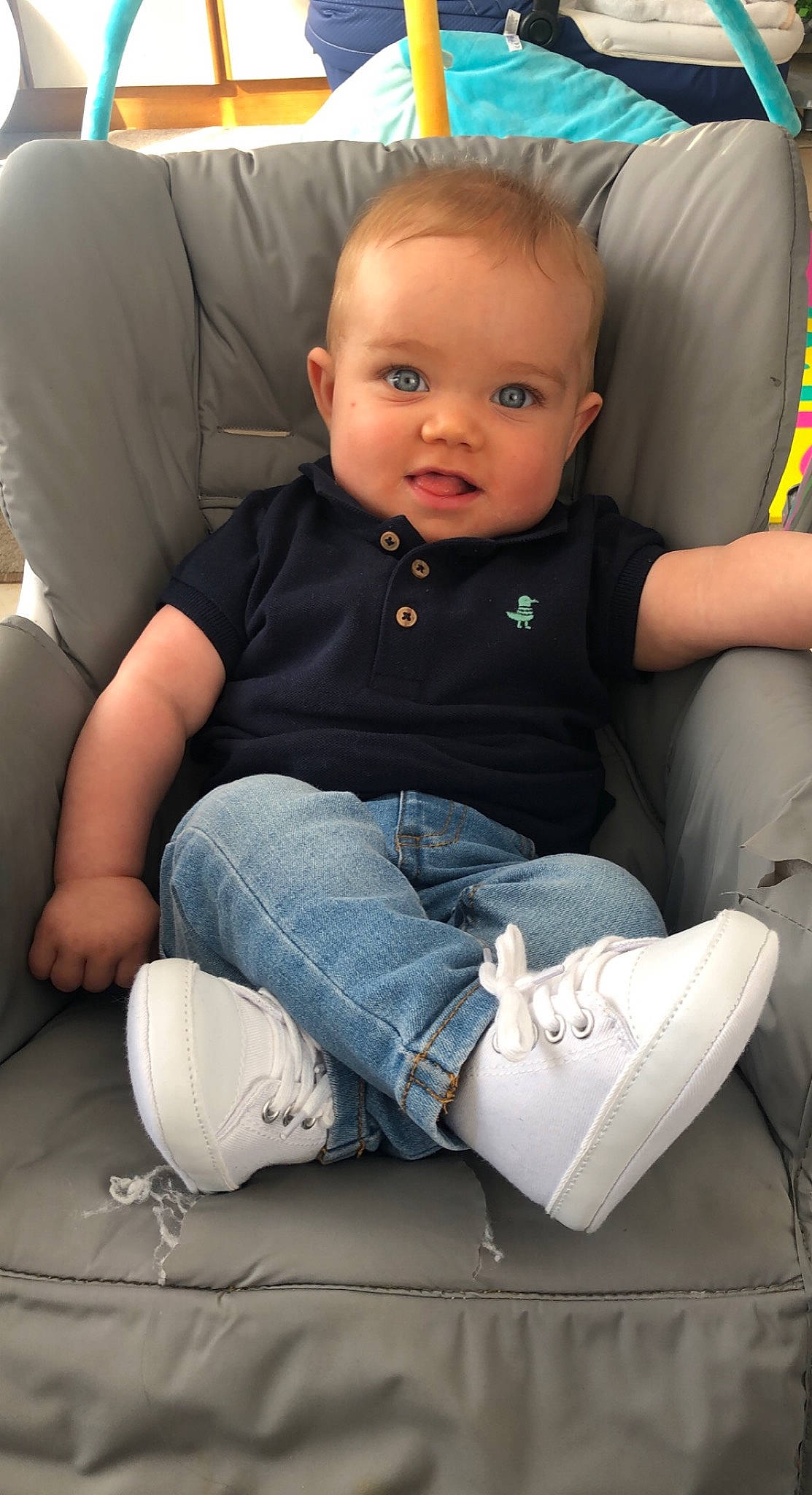 Lyo participe au concours pour gagner de l'argent avec cette photo : baby, baby_toddler_clothing, cheek, child, comfort, denim, eye, face, finger, hairstyle, head, jeans, joint, lap, leg, person, skin, sleeve, sock, t_shirt