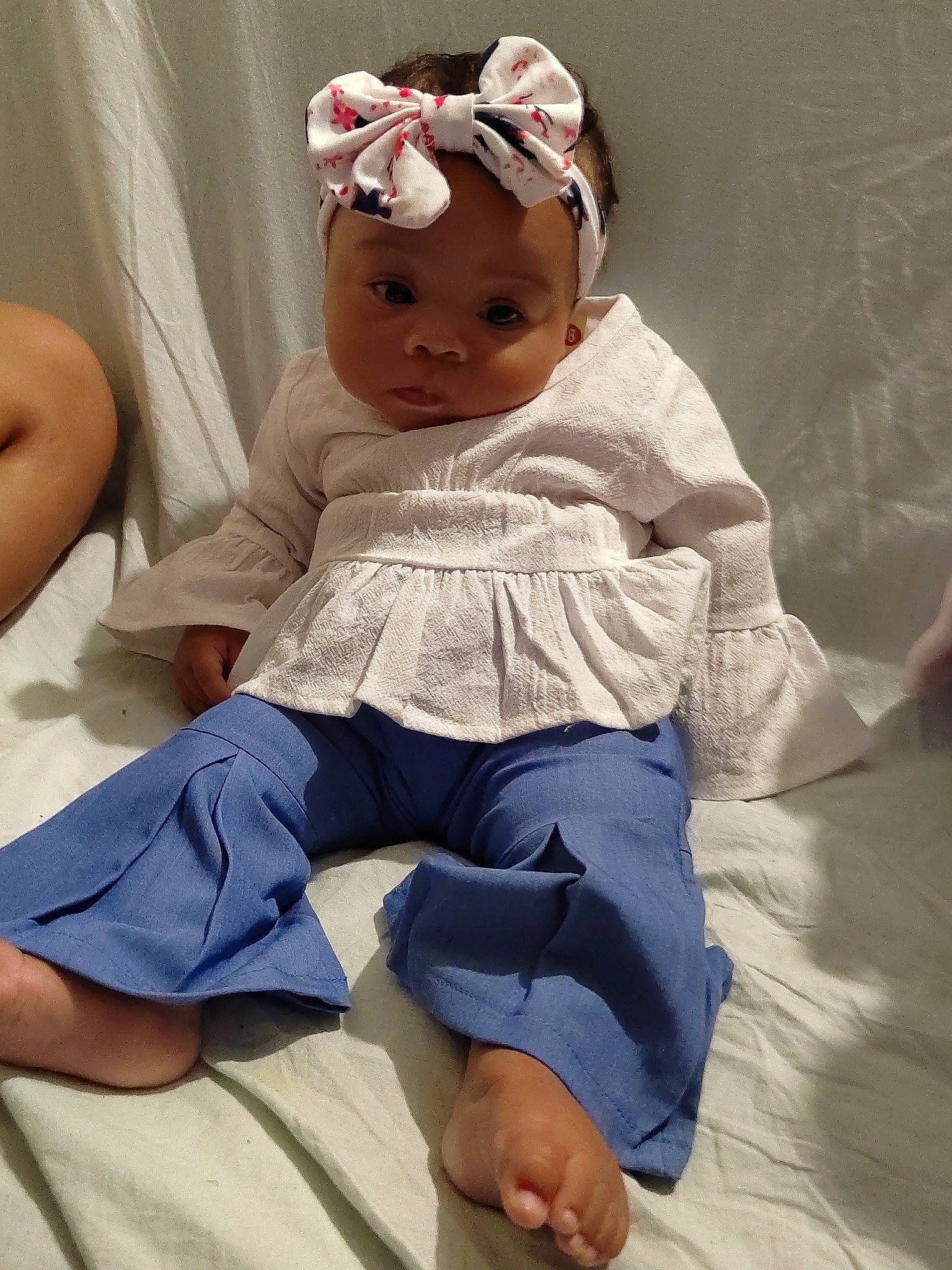 Cataleya a rejoint le concours — aidez-le/la à gagner de superbes lots ! baby, baby_products, baby_toddler_clothing, barefoot, cheek, child, comfort, fashion_accessory, foot, happy, headband, headwear, human_leg, knee, pattern, person, portrait_photography, sitting, sleeve, sock