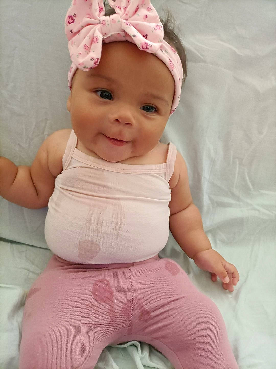 Cataleya participe au concours pour gagner de l'argent avec cette photo : baby, baby_toddler_clothing, cap, cheek, chin, clothing, comfort, face, finger, happy, head, headwear, leg, lip, neck, person, pink, skin, sleeve, smile