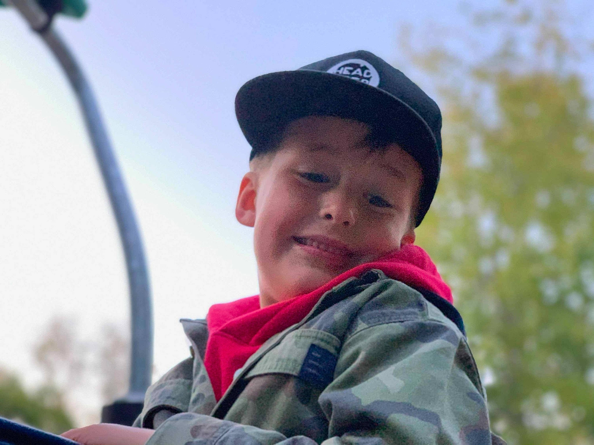 édouard a rejoint le concours — aidez-le/la à gagner de superbes lots ! baseball_cap, beanie, cap, child, fun, gesture, grass, happy, hoodie, joy, leisure, outerwear, person, personal_protective_equipment, portrait_photography, recreation, sky, toddler, travel, vacation
