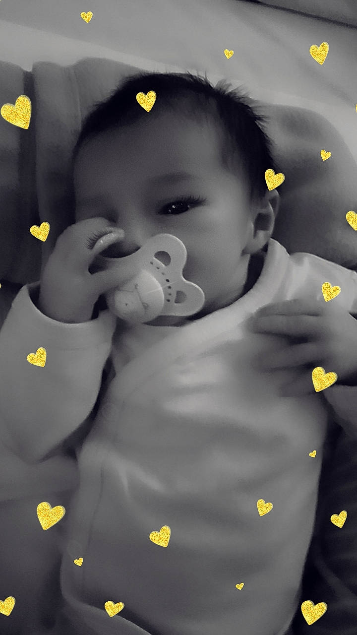 Mya a rejoint le concours — aidez-le/la à gagner de superbes lots ! arm, baby, baby_products, baby_toddler_clothing, cheek, chin, finger, flash_photography, fun, gesture, hand, happy, head, iris, mouth, nose, person, skin, standing, thumb