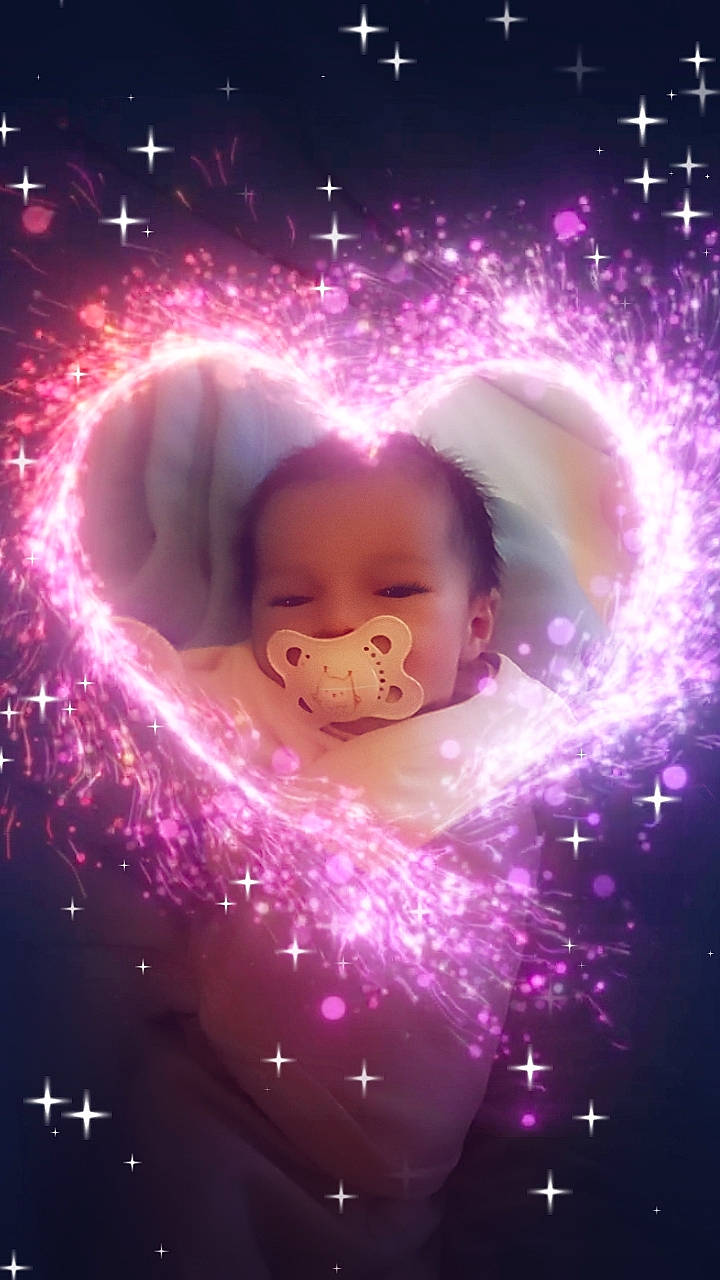 Mya a rejoint le concours — aidez-le/la à gagner de superbes lots ! art, astronomical_object, beauty, christmas_decoration, circle, darkness, event, eye, eyelash, flash_photography, holiday, illustration, light, magenta, organism, person, pink, purple, sky, space