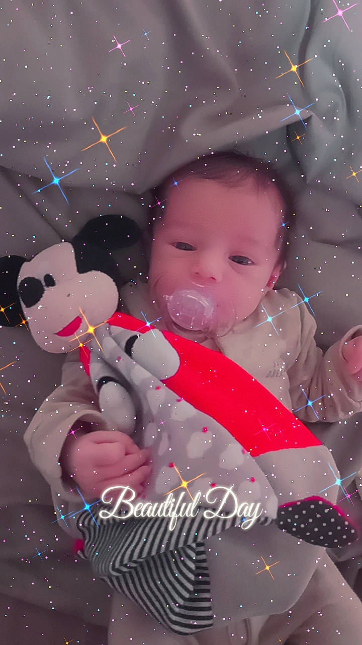 Mya a rejoint le concours — aidez-le/la à gagner de superbes lots ! art, baby, baby_toddler_clothing, cheek, child, christmas, christmas_eve, christmas_ornament, event, facial_expression, fun, happy, head, holiday, human_body, ornament, pattern, people_in_nature, person, pink