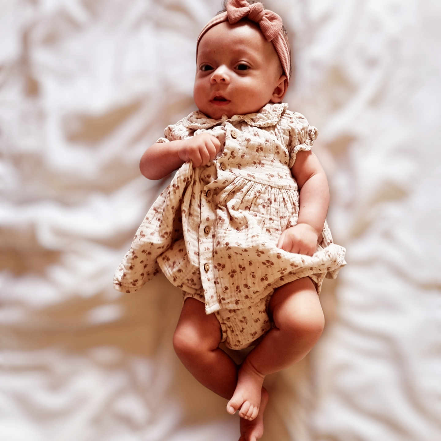 Théa a rejoint le concours — aidez-le/la à gagner de superbes lots ! baby, bodypart, clothing, couch, doll, dress, face, finger, furniture, hand, happy, hat, head, newborn, person, photography, portrait, sitting, smile, toy