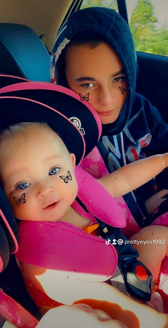 Jayden is registered to the contest to win money with this photo: baby, beauty, cap, cool, eye, face, friendship, fun, hairstyle, happy, head, human_body, leisure, mouth, organ, person, pink, skin, smile, snapshot