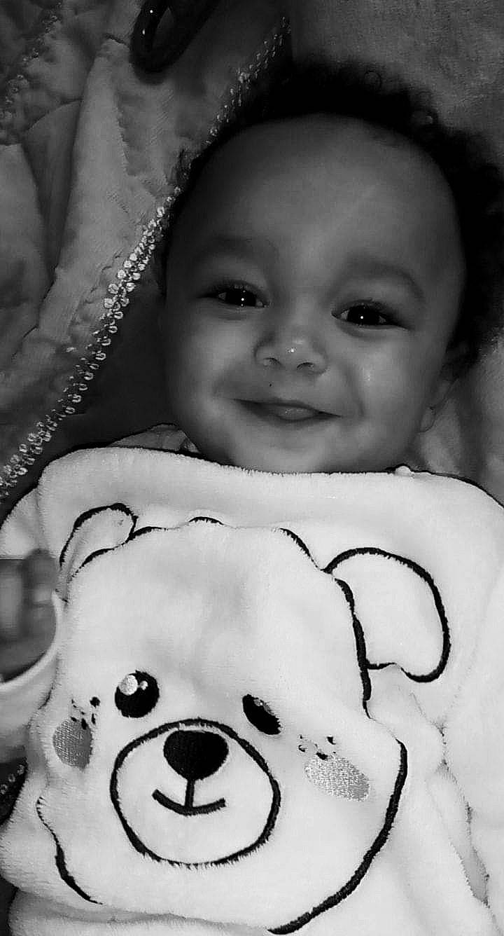 Mady participe au concours pour gagner de l'argent avec cette photo : black, black_and_white, cheek, chin, eyebrow, facial_expression, flash_photography, hairstyle, happy, head, human, joy, lip, mouth, nose, organ, person, photograph, skin, smile