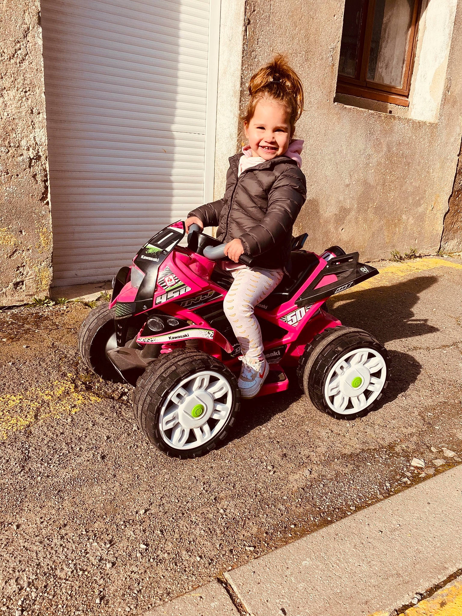 Victoria a rejoint le concours — aidez-le/la à gagner de superbes lots ! automotive_design, automotive_tire, automotive_wheel_system, baby, baby_carriage, fender, grass, joy, mode_of_transport, motor_vehicle, person, recreation, riding_toy, road_surface, rolling, sidewalk, spoke, tire, toddler, vehicle