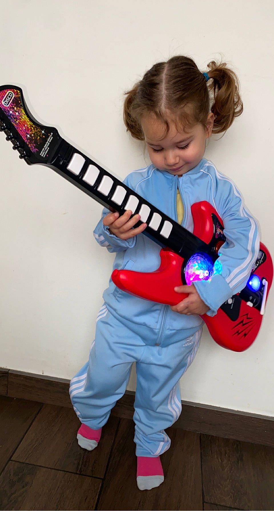 Victoria a rejoint le concours — aidez-le/la à gagner de superbes lots ! elbow, electric_guitar, electronic_instrument, finger, guitar, guitar_accessory, guitarist, music, musical_instrument, musical_instrument_accessory, musician, person, plucked_string_instruments, shoe, sleeve, sneakers, string_instrument, string_instrument_accessory, t_shirt, toddler