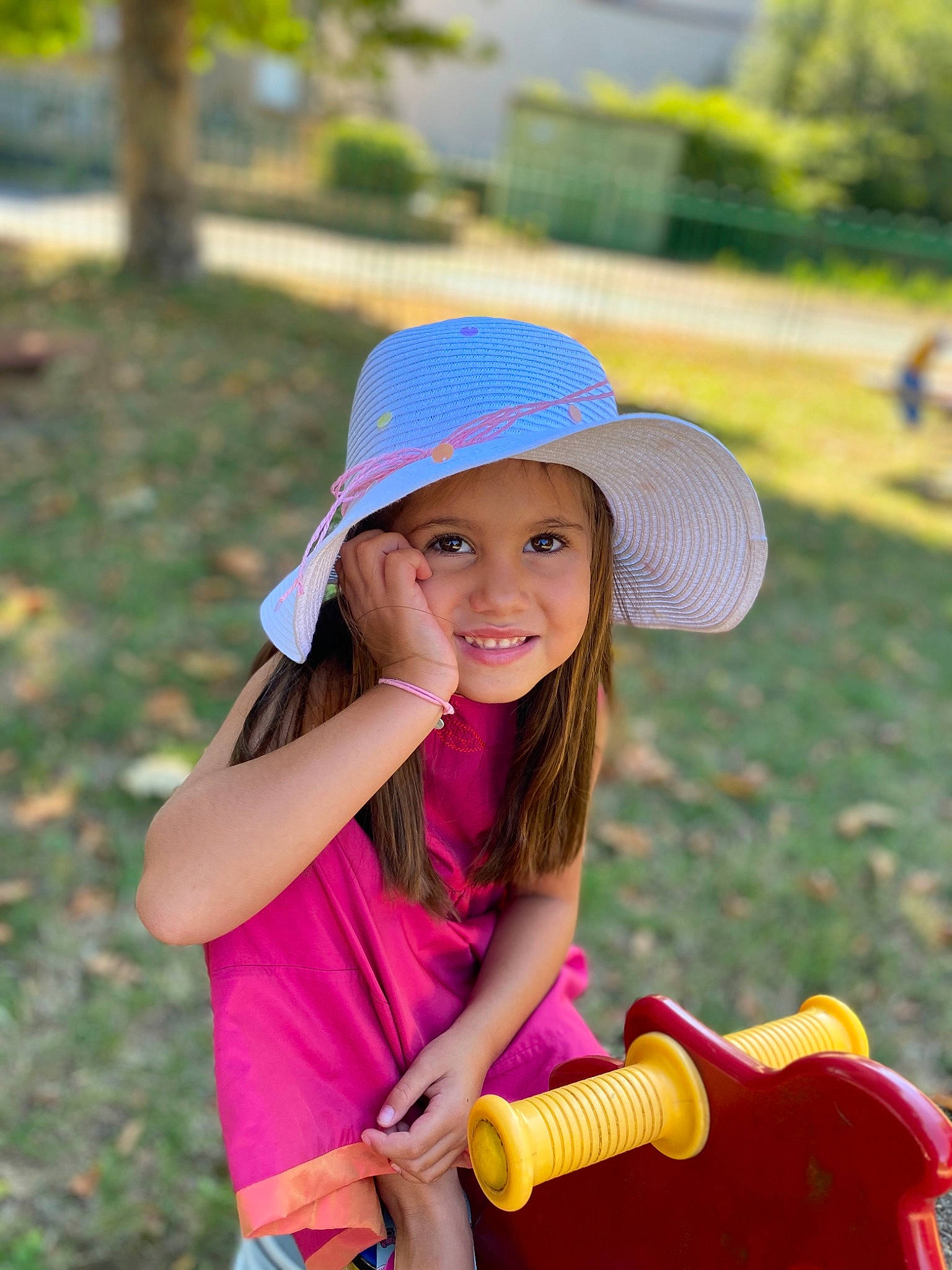 Alessia a rejoint le concours — aidez-le/la à gagner de superbes lots ! botany, cap, clothing, eye, face, facial_expression, fashion, grass, happy, hat, headwear, joy, leaf, leisure, nature, people_in_nature, person, photograph, pink, plant
