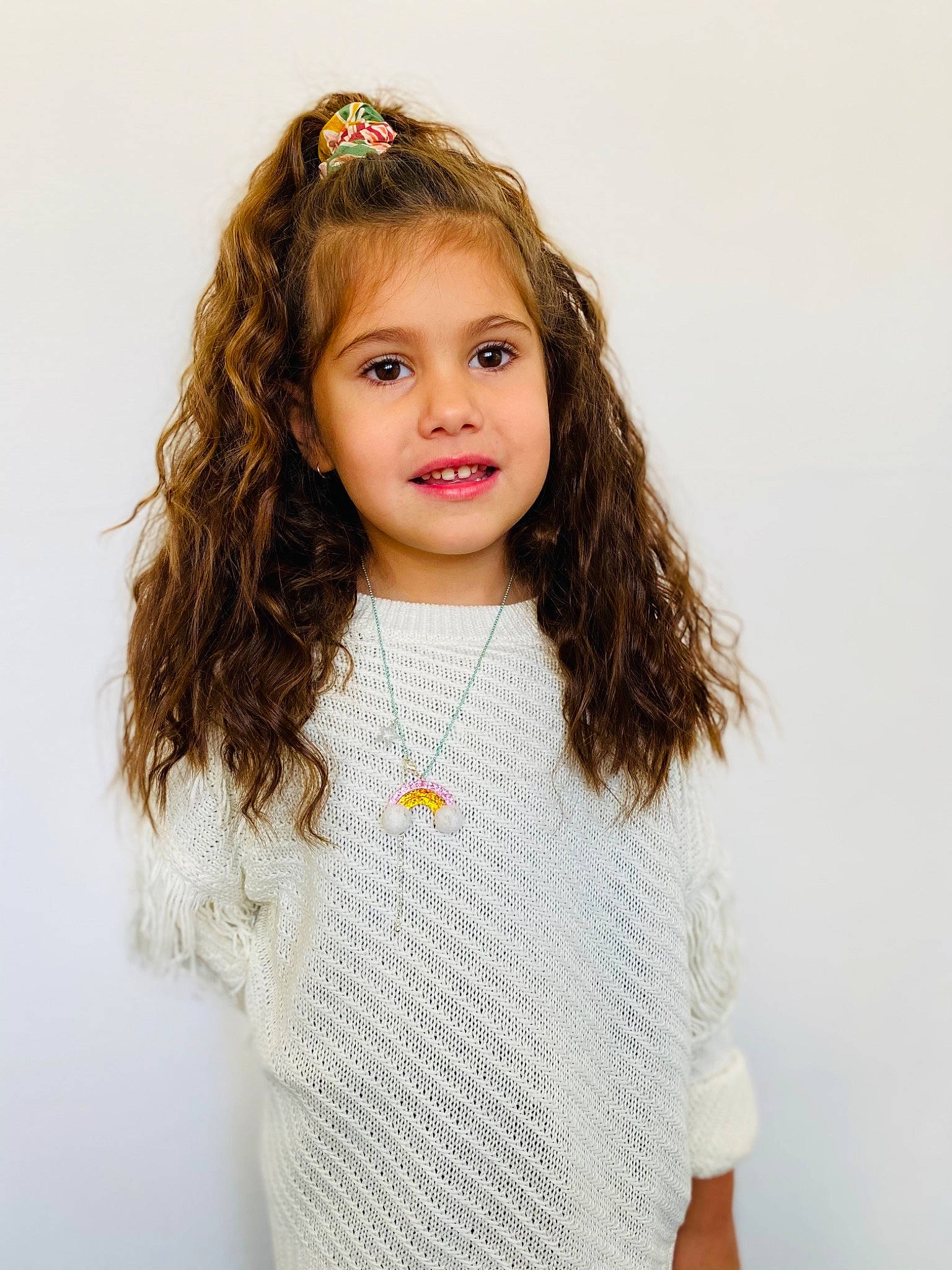 Alessia a rejoint le concours — aidez-le/la à gagner de superbes lots ! cheek, chin, eye, eyebrow, eyelash, face, fashion_design, gesture, hair, happy, head, headgear, iris, jersey, joy, lip, long_hair, neck, nose, person