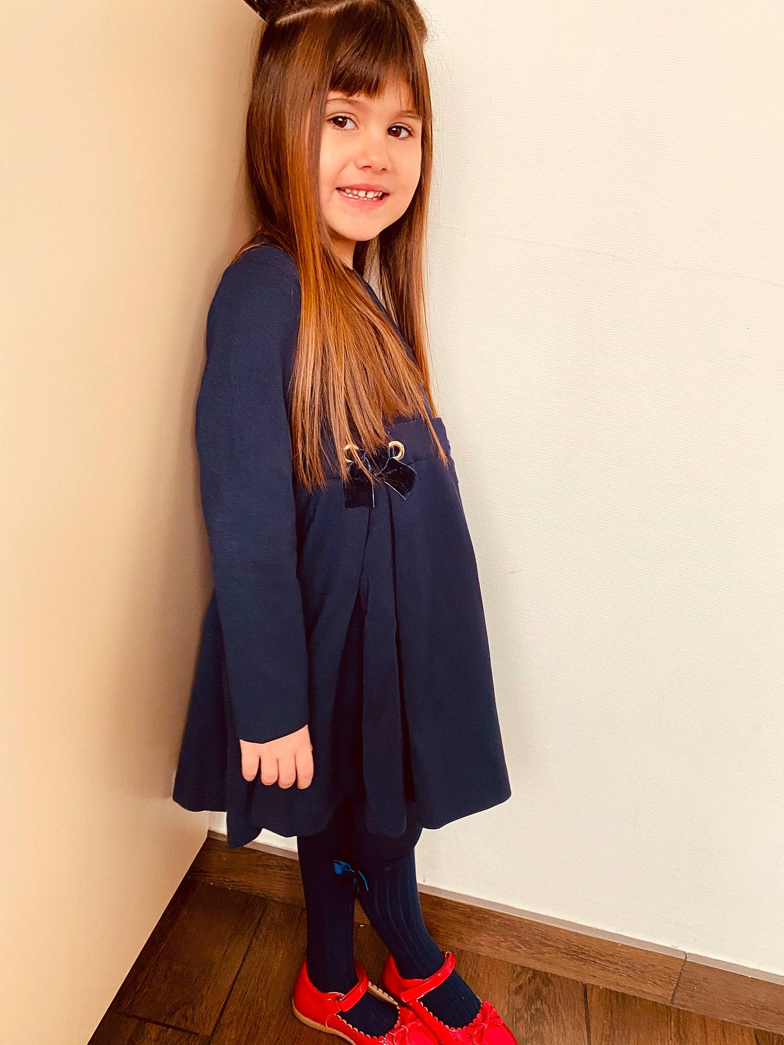 Alessia a rejoint le concours — aidez-le/la à gagner de superbes lots ! black_hair, blazer, collar, dress_shirt, electric_blue, fashion, fashion_design, formal_wear, jersey, joy, knee, long_hair, neck, outerwear, person, shoe, sleeve, smile, sportswear, street_fashion