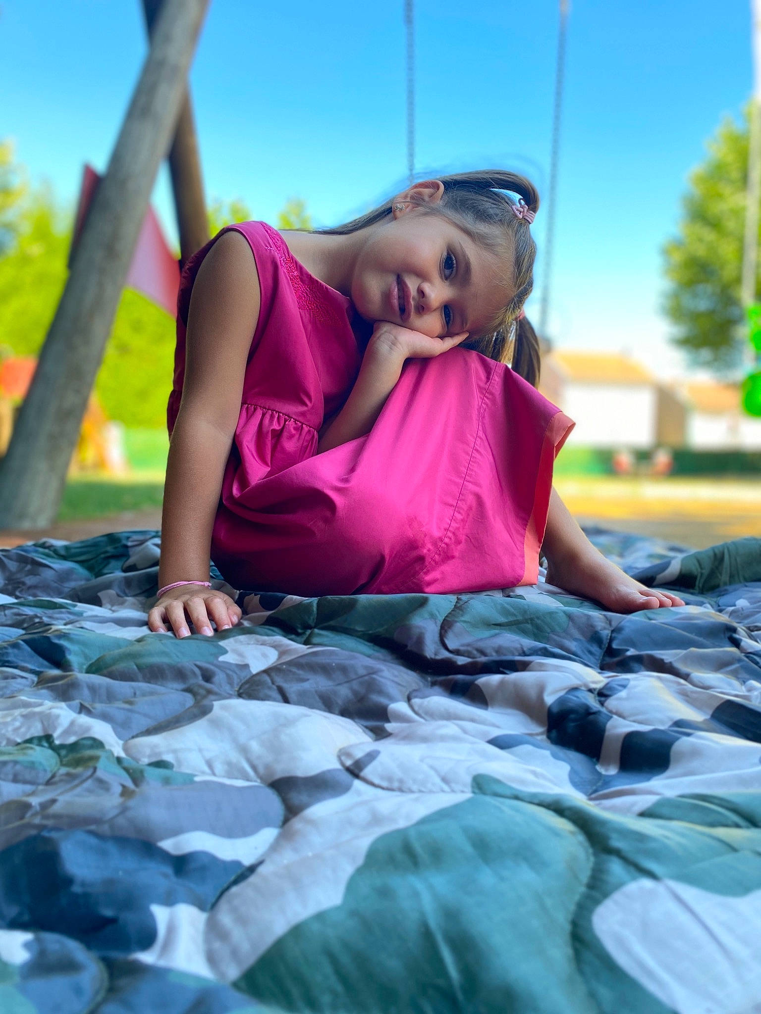 Alessia participe au concours pour gagner de l'argent avec cette photo : daytime, fashion, flash_photography, fun, grass, happy, leisure, light, morning, natural_environment, nature, people_in_nature, person, pink, plant, purple, sky, summer, sunlight, tree
