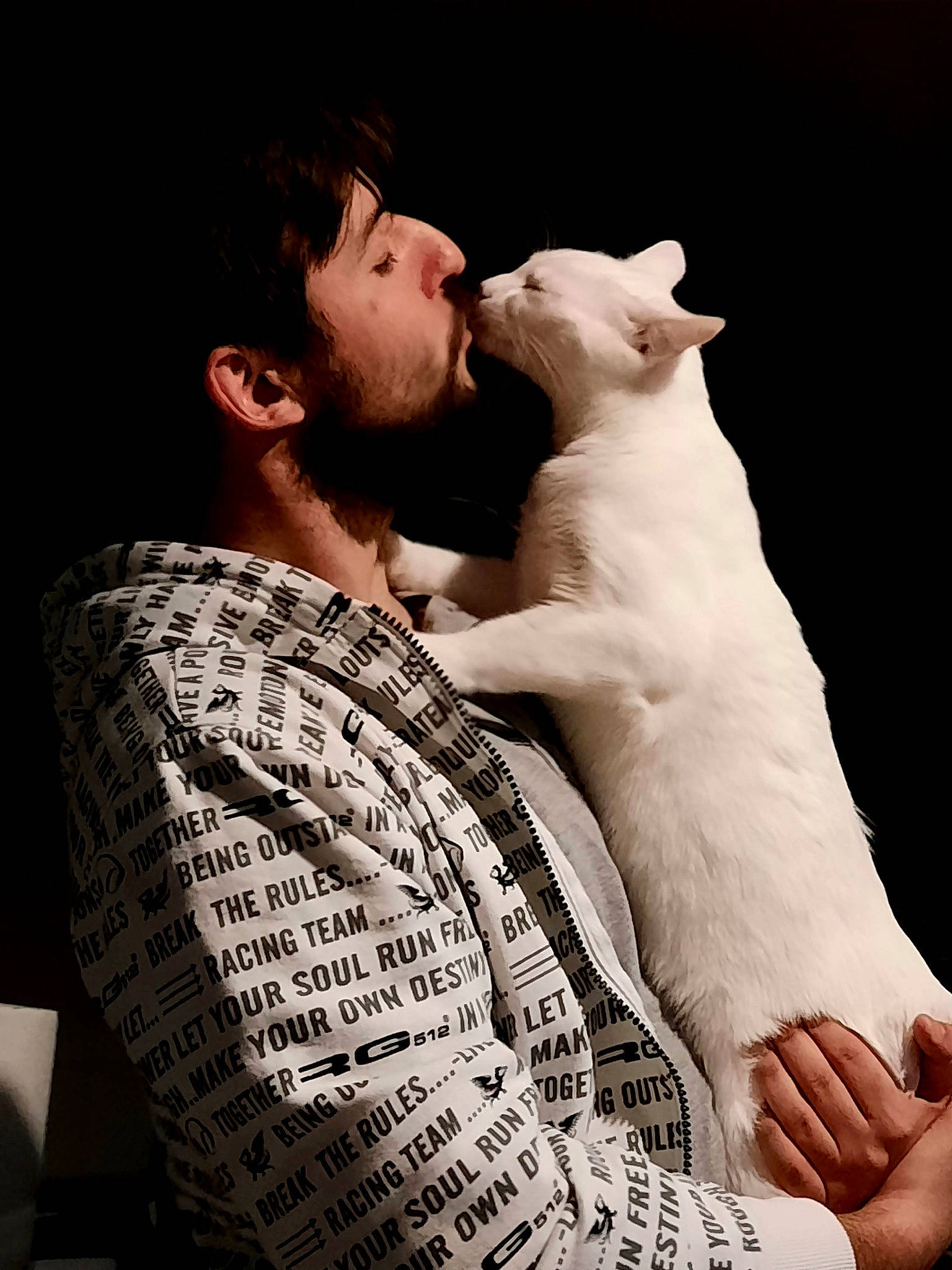 Yuki participe au concours pour gagner de l'argent avec cette photo : carnivore, child, companion_dog, dog, dog_breed, elbow, event, fawn, felidae, flash_photography, gesture, human_body, kiss, neck, small_to_medium_sized_cats, t_shirt, tie, toy_dog, trunk, whiskers