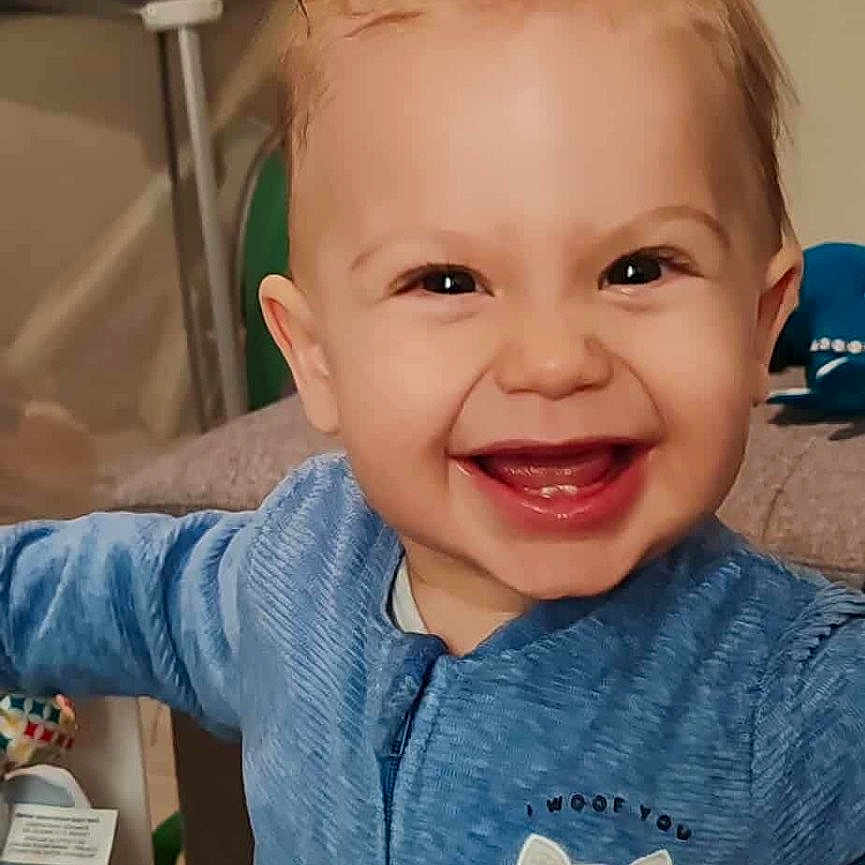 Timao participe au concours pour gagner de l'argent avec cette photo : baby, blue_onesie, child, clothing, cute, expression, face, happy, head, home, indoor, joyful, mouth, person, portrait, skin, small_person, smiling, toddler, young_child