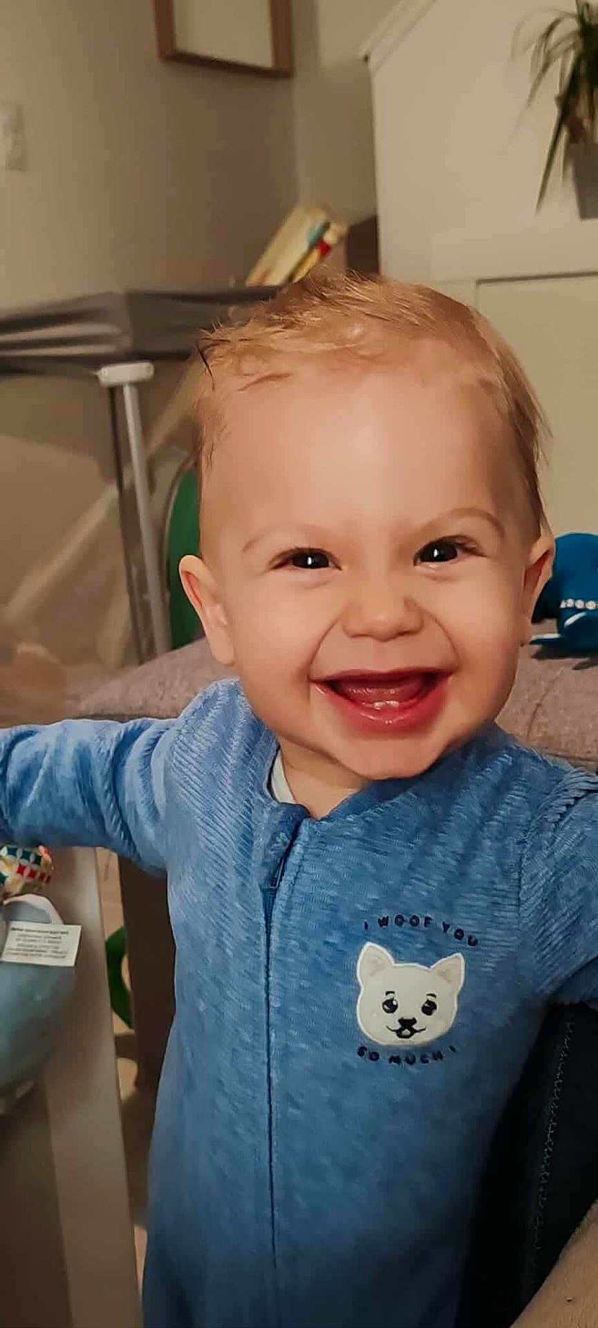 Timao participe au concours pour gagner de l'argent avec cette photo : toddler, child, smiling, blue_onesie, indoor, face, happy, baby, person, clothing, portrait, cute, young_child, expression, home, head, joyful, small_person, mouth, skin