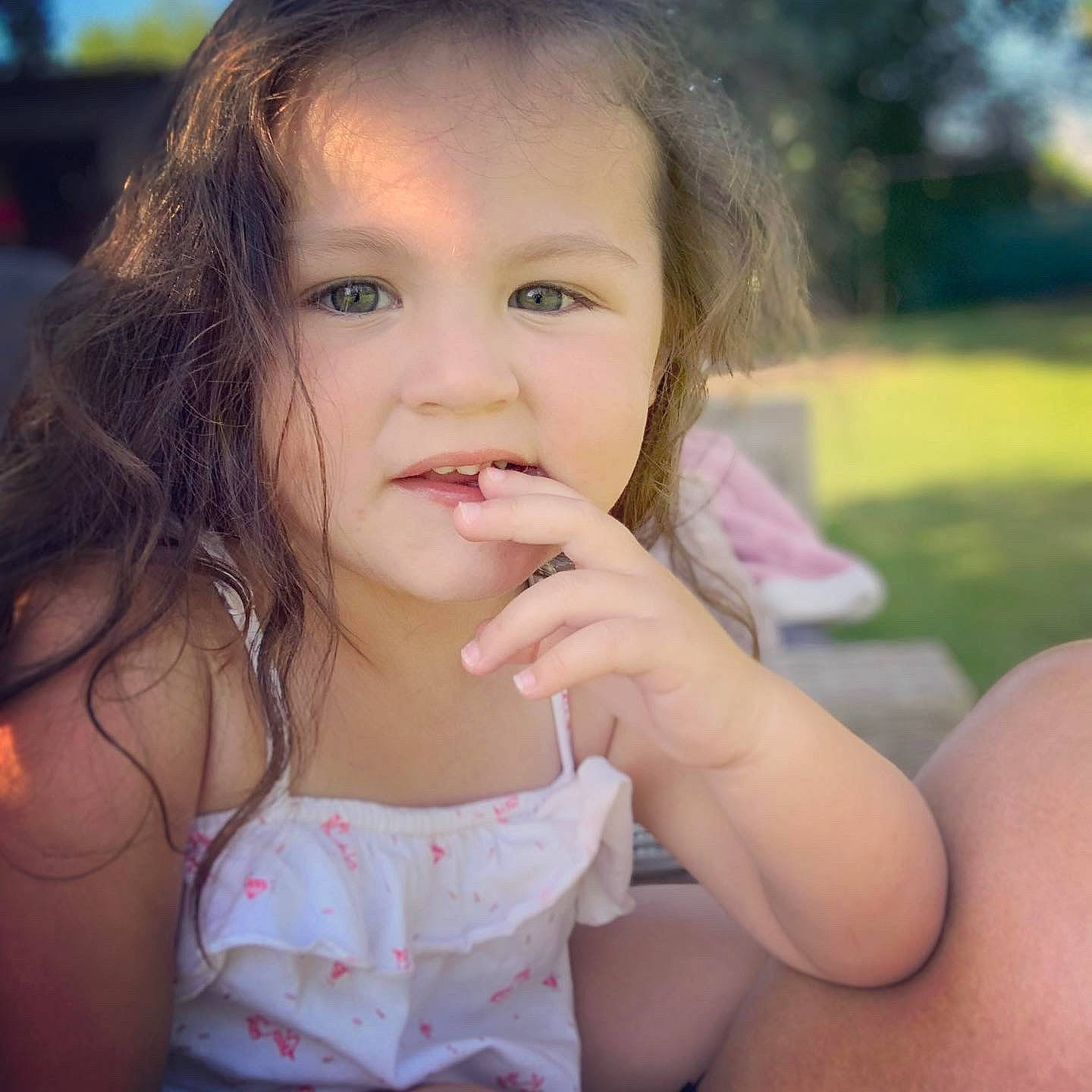 Nayah a rejoint le concours — aidez-le/la à gagner de superbes lots ! beauty, brown_hair, cheek, child, child_model, face, finger, fun, gesture, happy, lip, long_hair, mouth, nose, person, photography, skin, smile, summer, sweetness